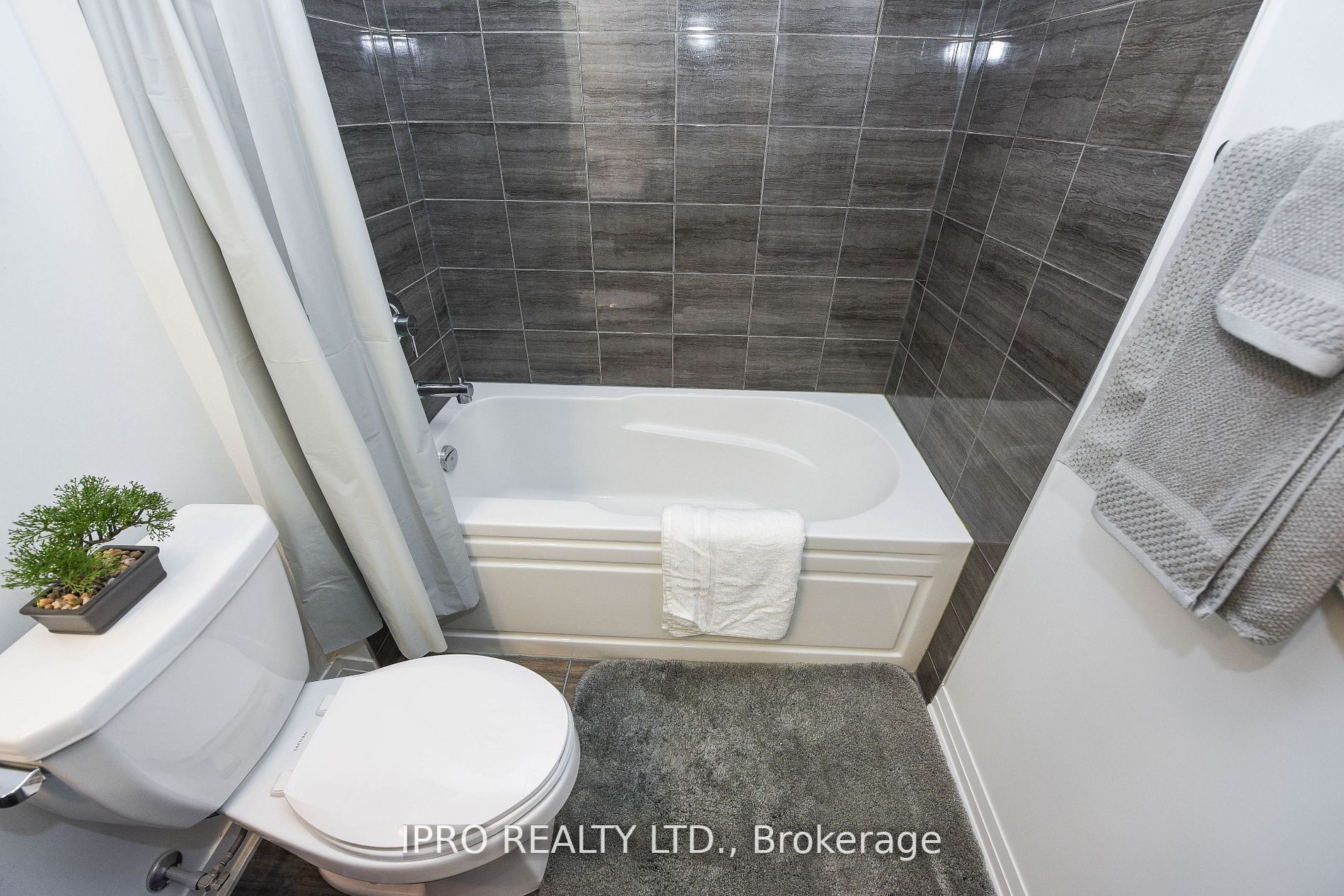 95 Dundas St W Street, #004
