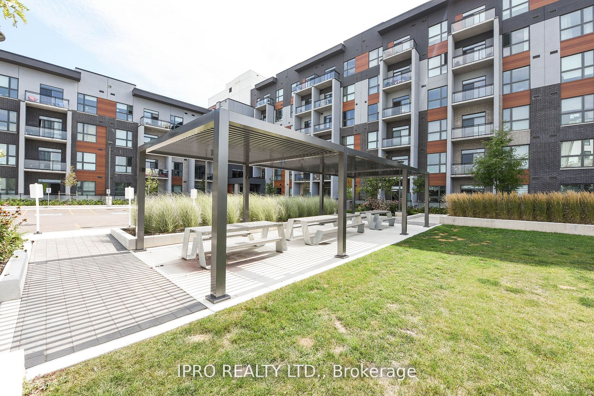 95 Dundas St W Street, #004