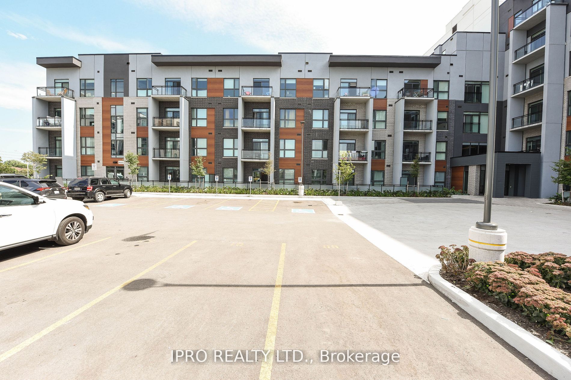 95 Dundas St W Street, #004