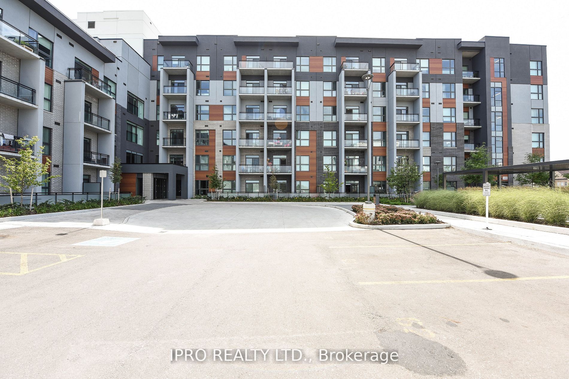 95 Dundas St W Street, #004