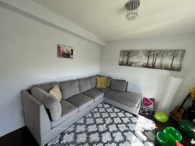 154 Queen Mary Dr
