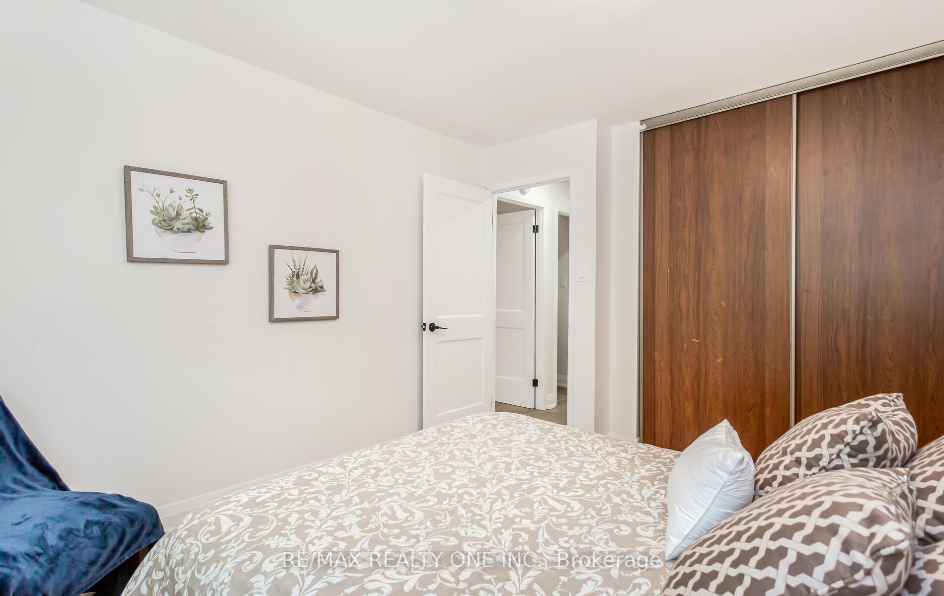 6069 Starfield Cres