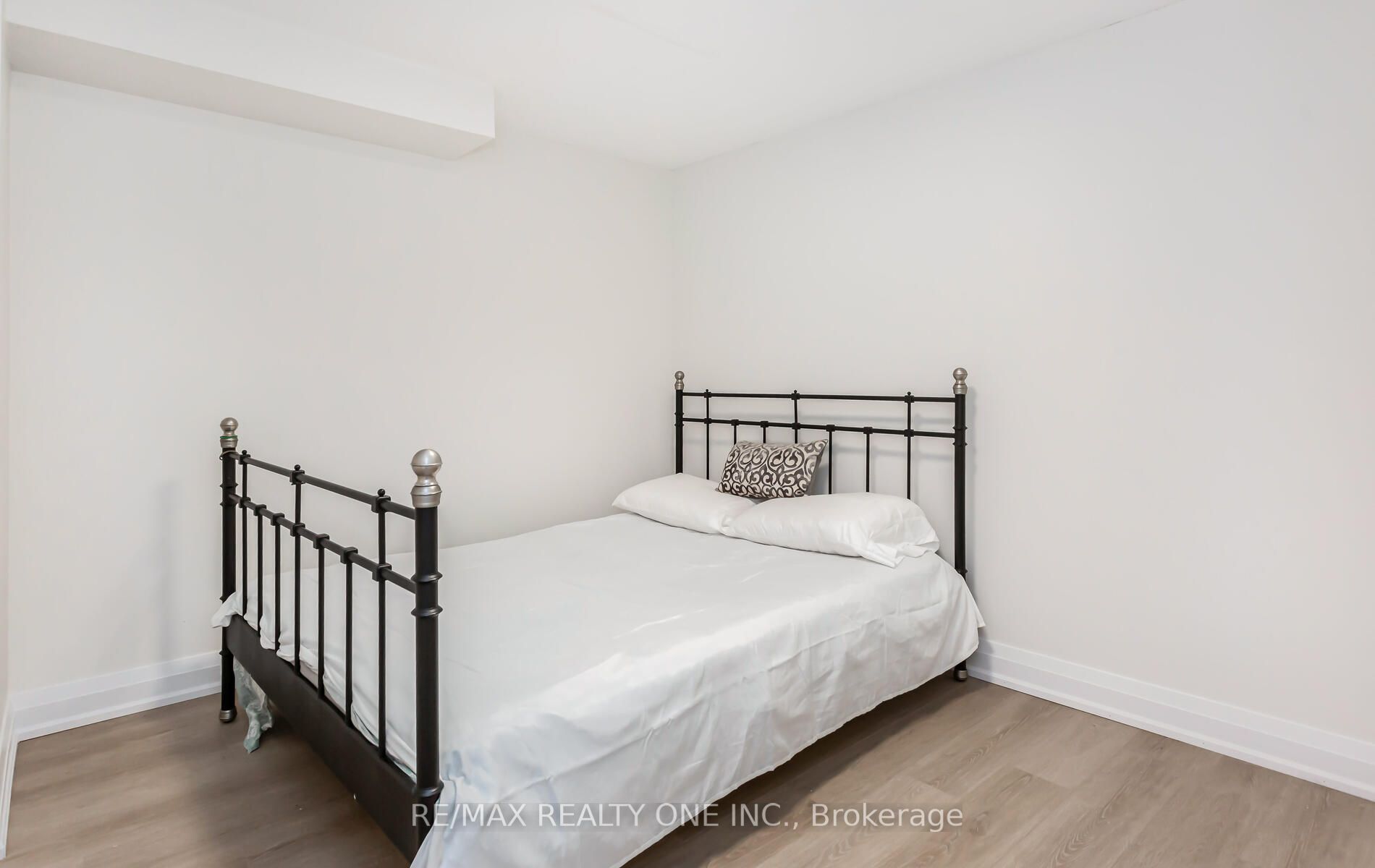 6069 Starfield Cres
