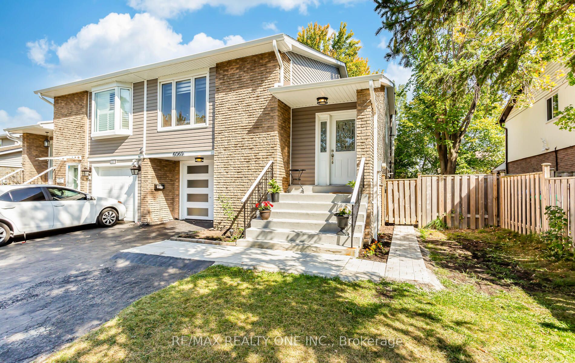 6069 Starfield Cres