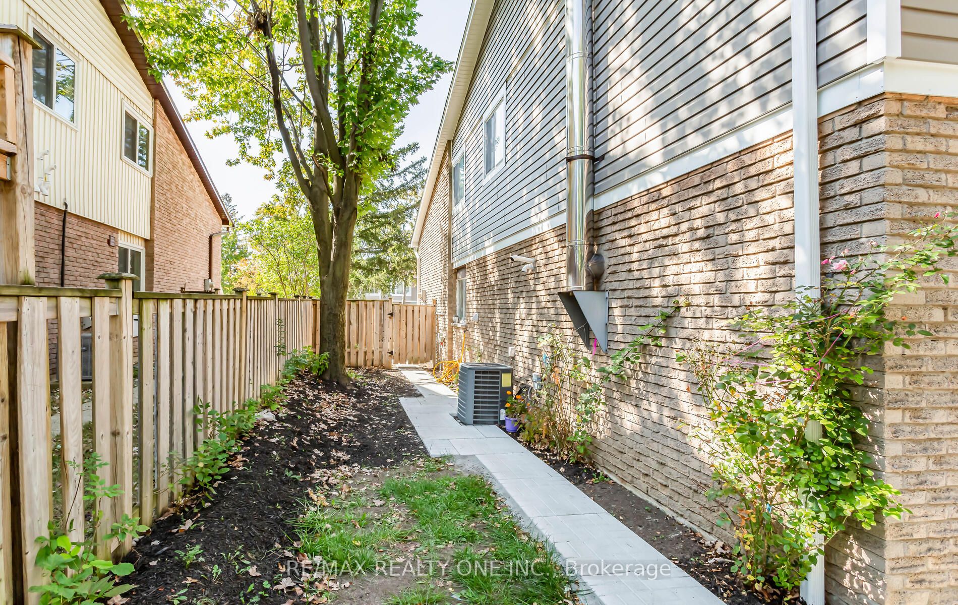 6069 Starfield Cres