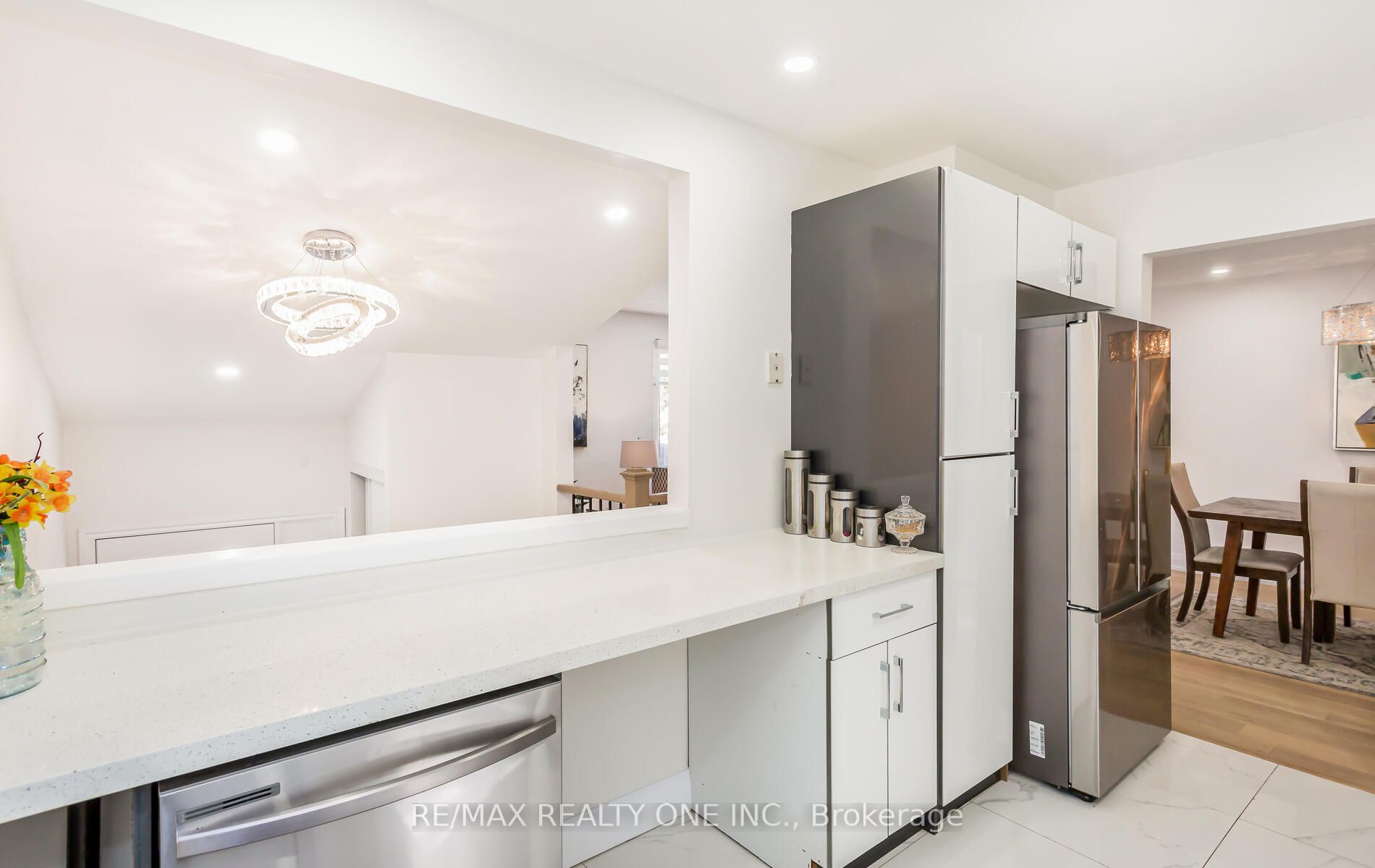 6069 Starfield Cres