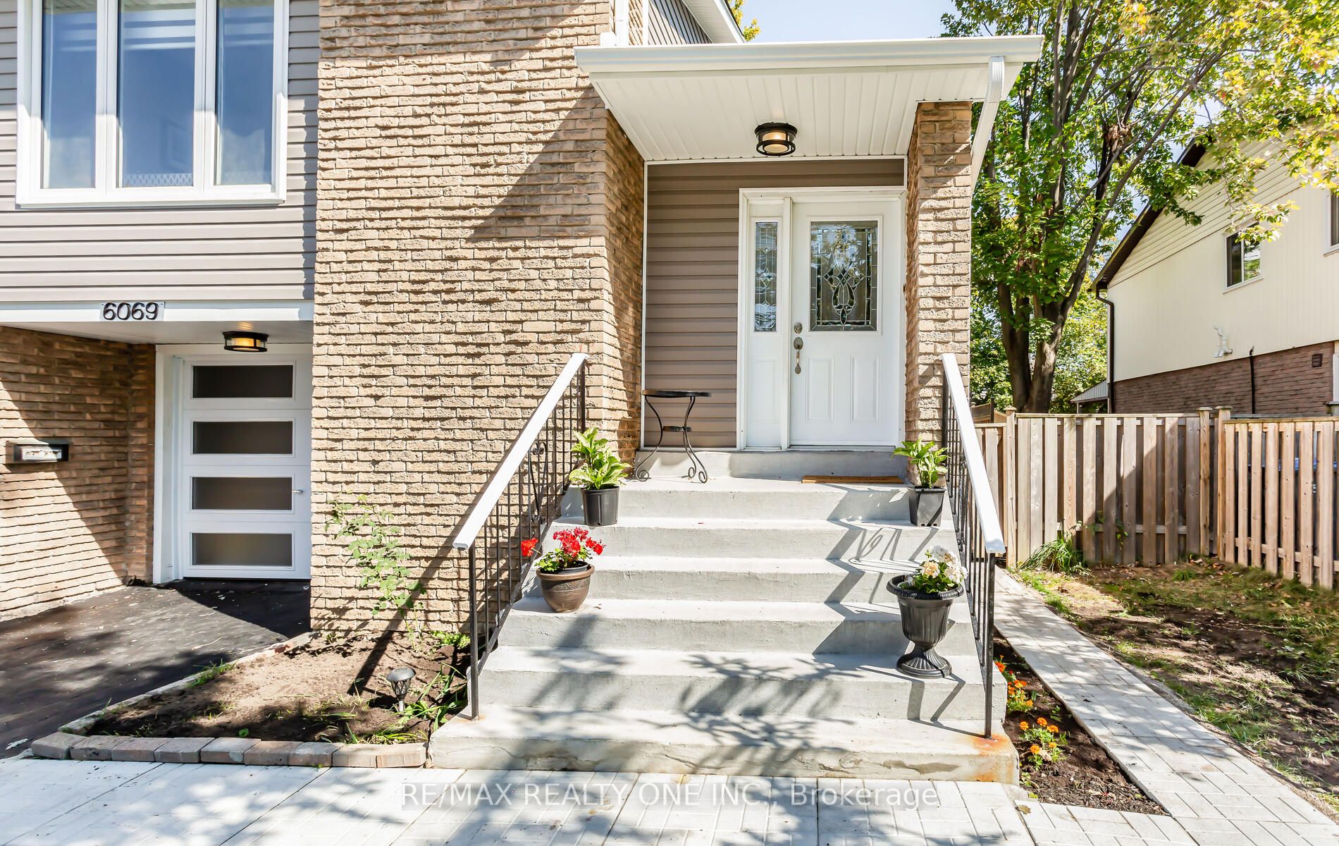 6069 Starfield Cres