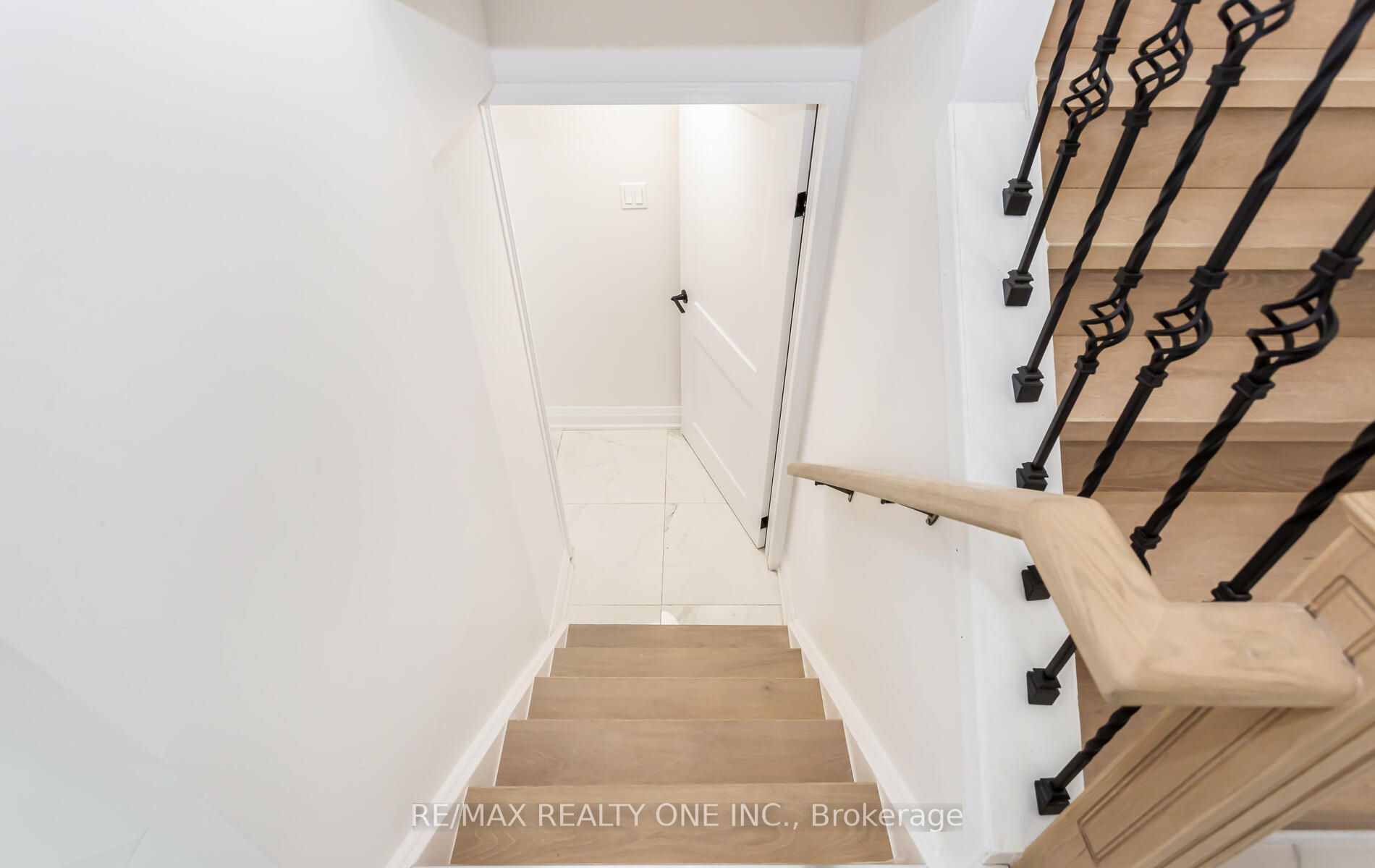 6069 Starfield Cres