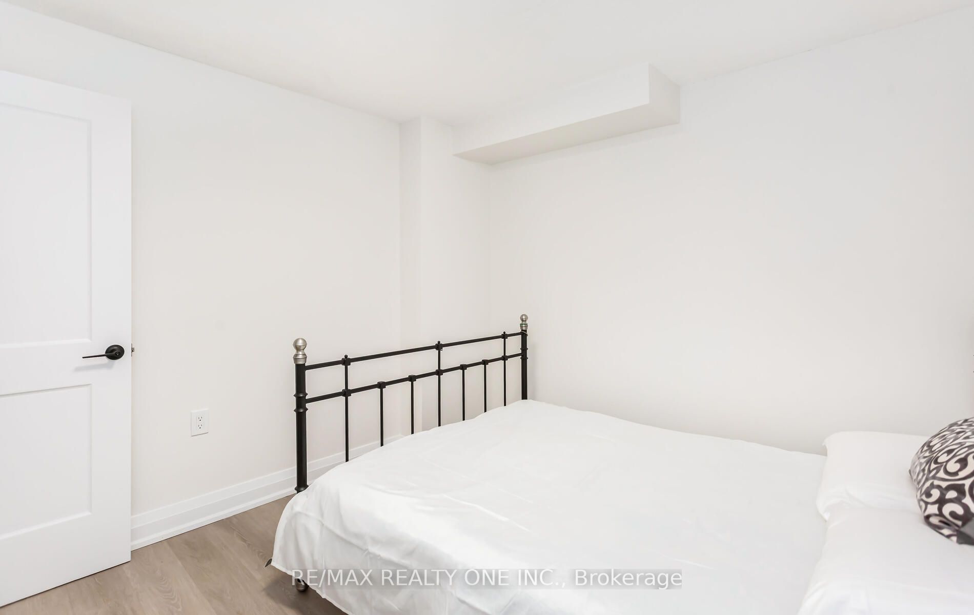 6069 Starfield Cres