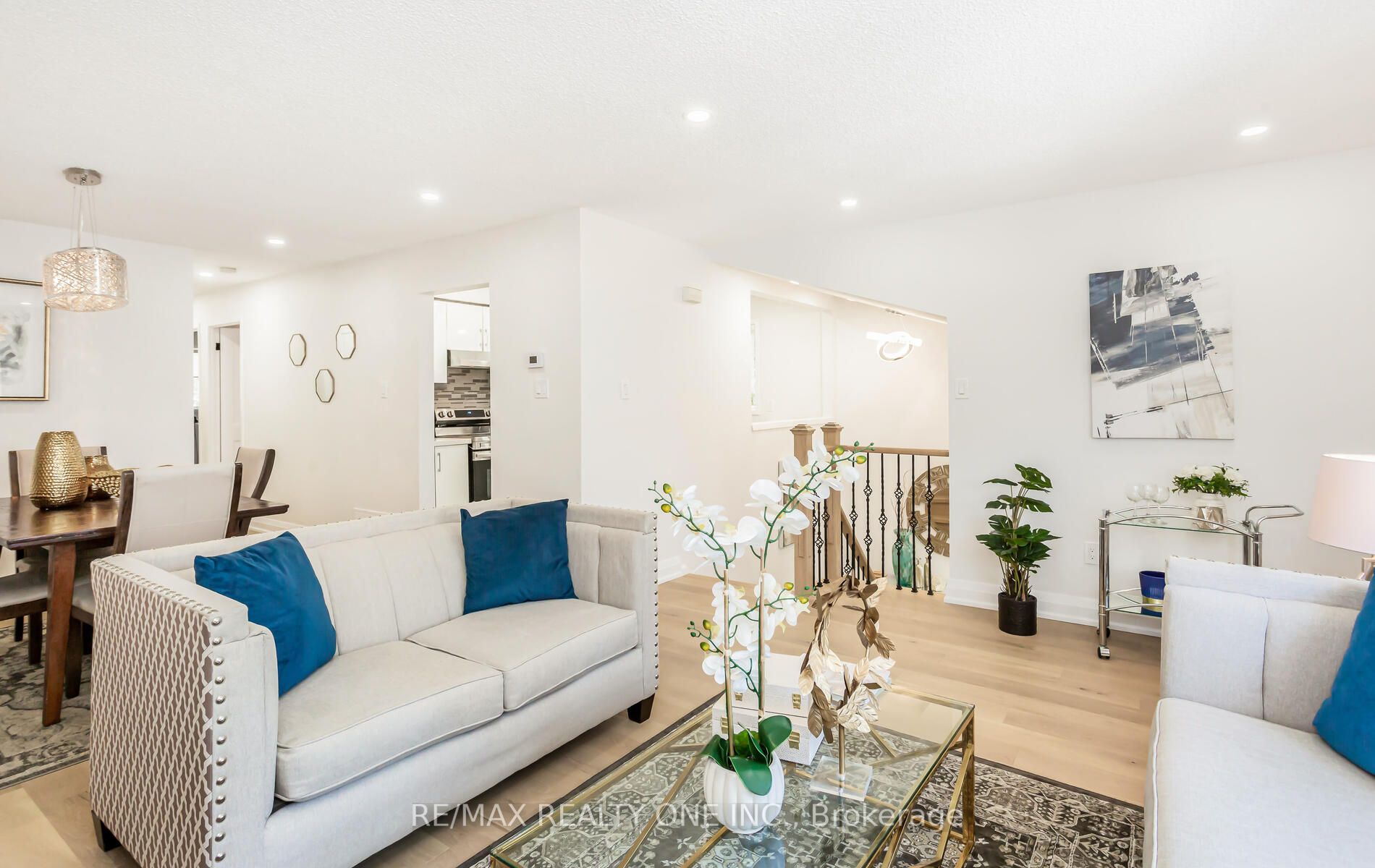 6069 Starfield Cres