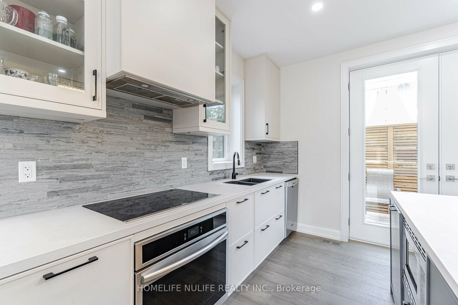 2768 Bushland Cres