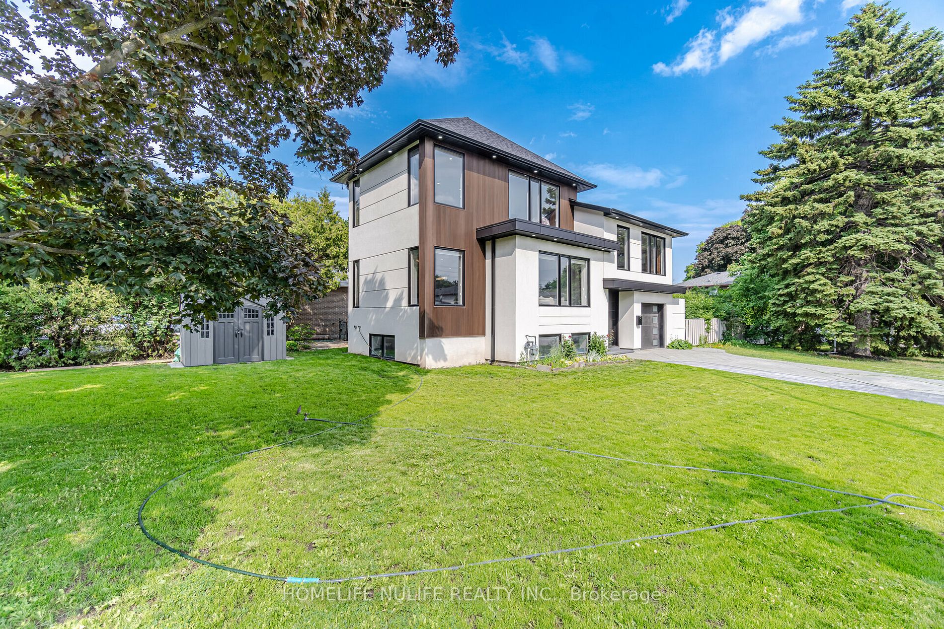 2768 Bushland Cres