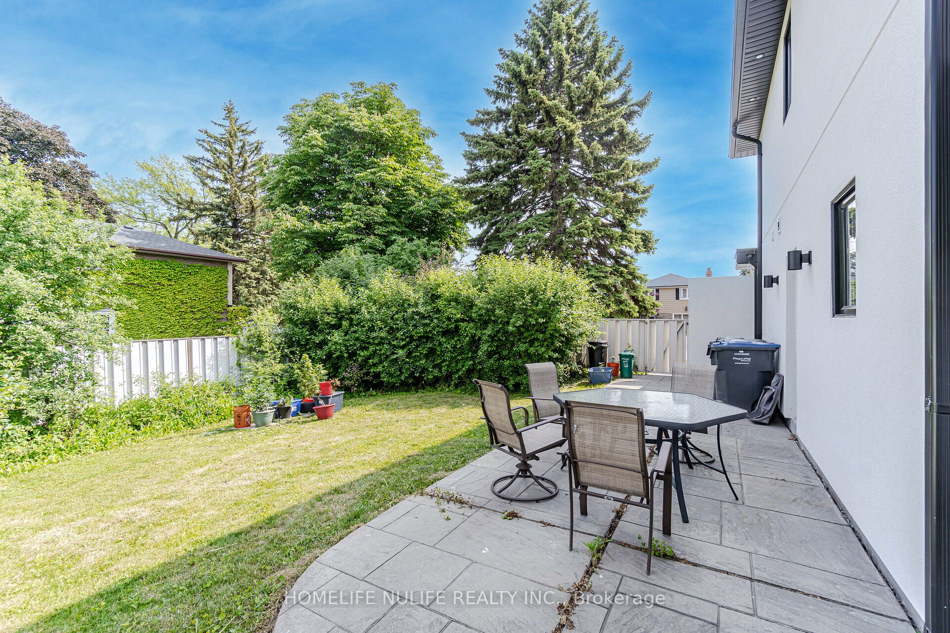 2768 Bushland Cres