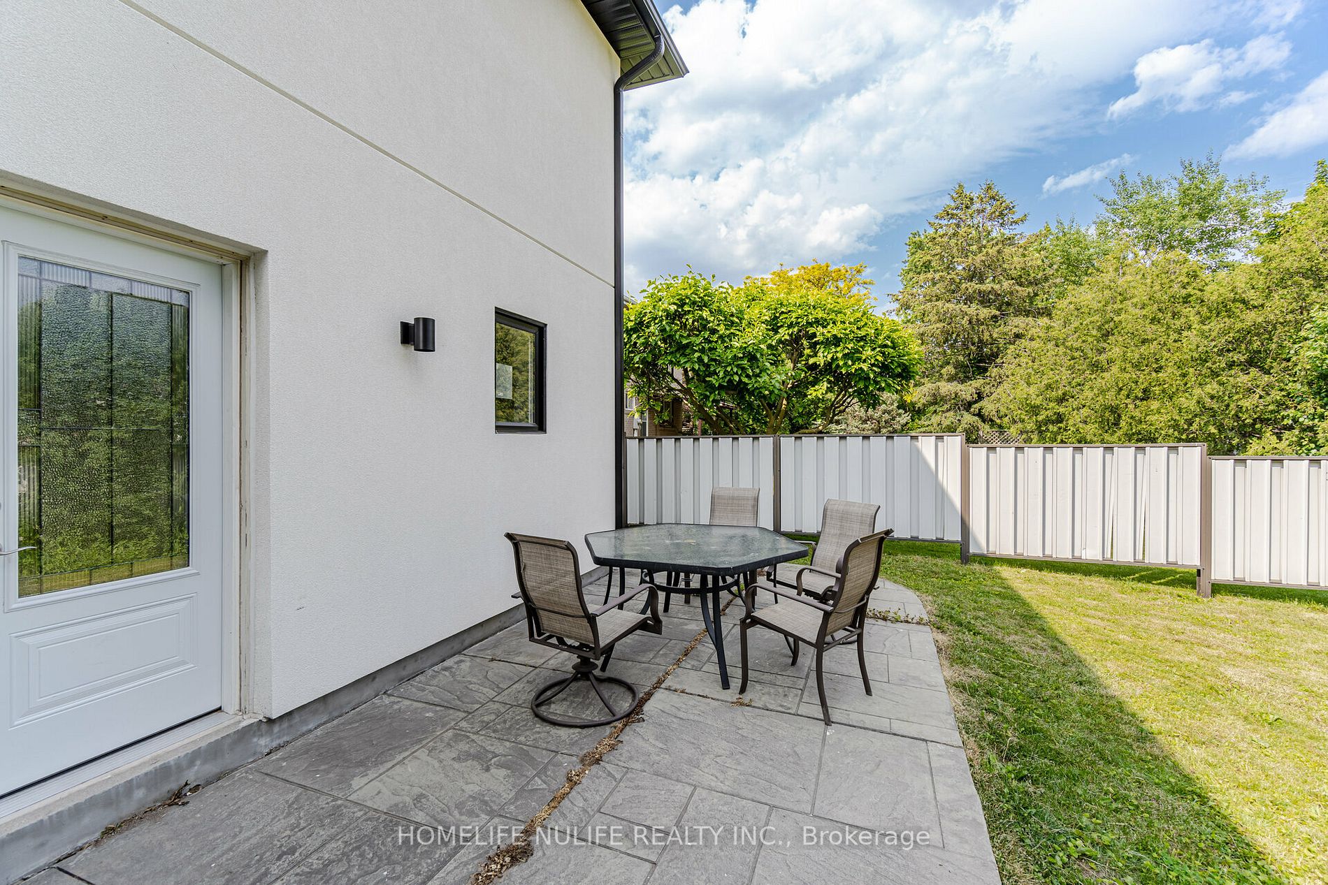 2768 Bushland Cres