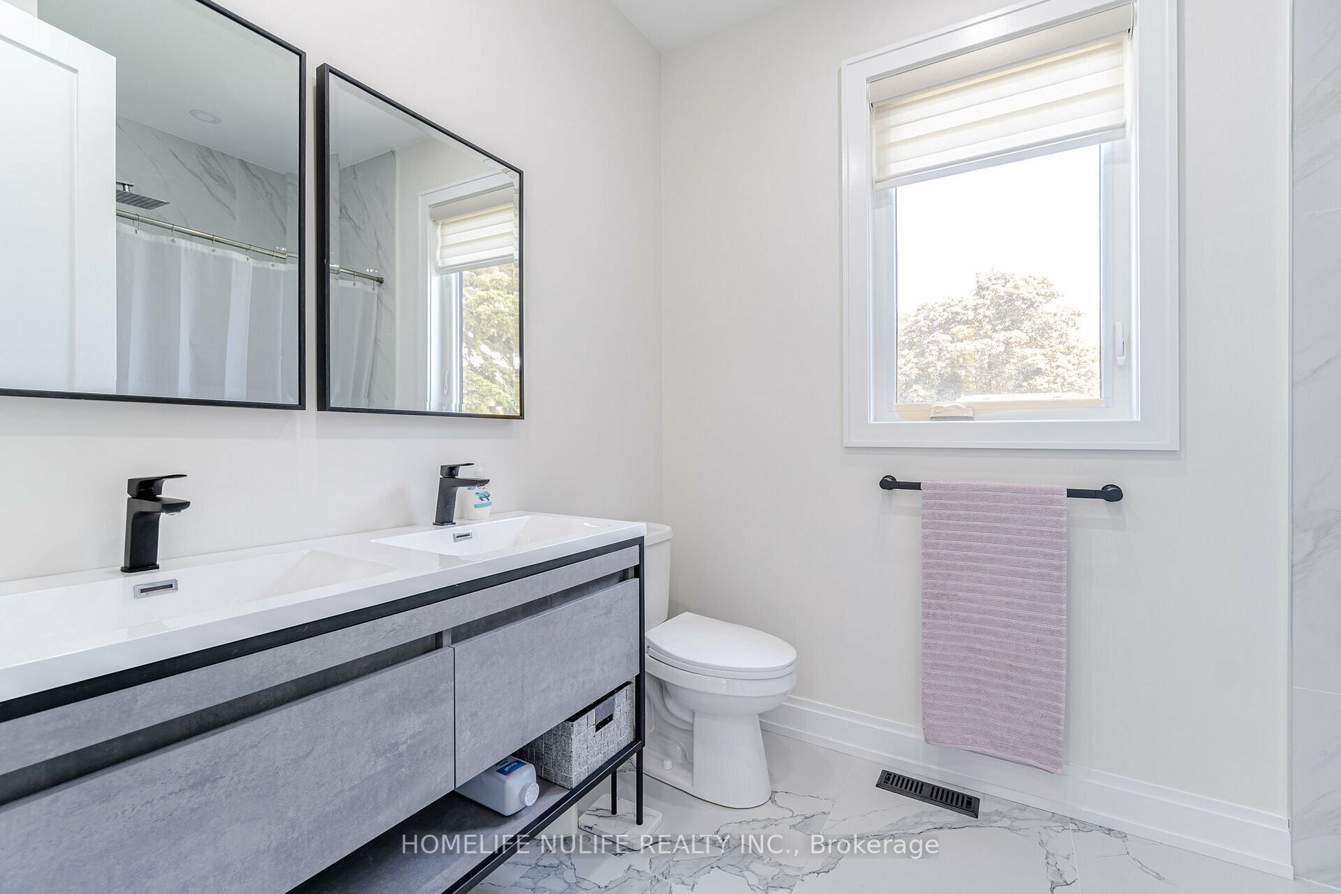 2768 Bushland Cres
