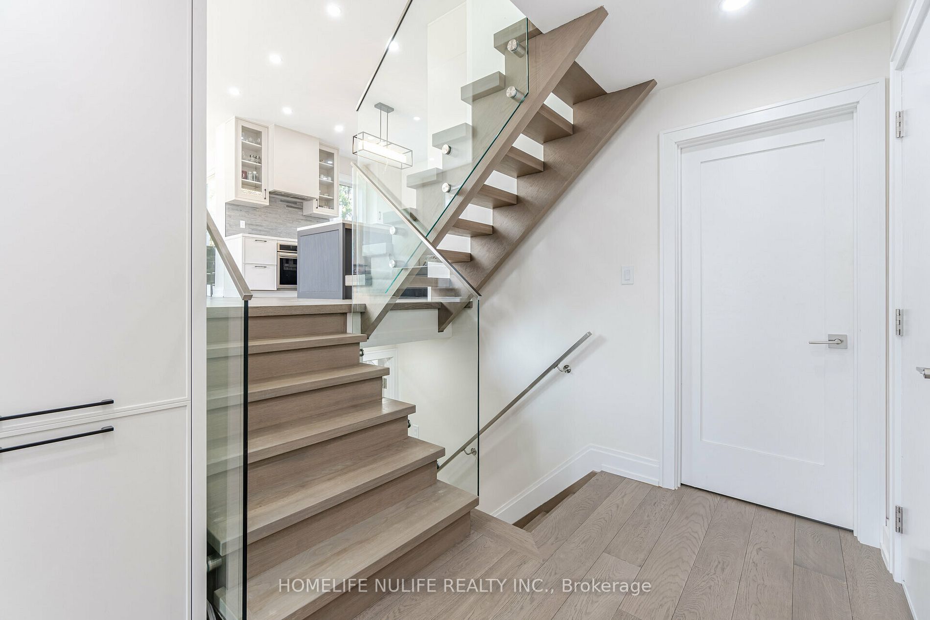 2768 Bushland Cres