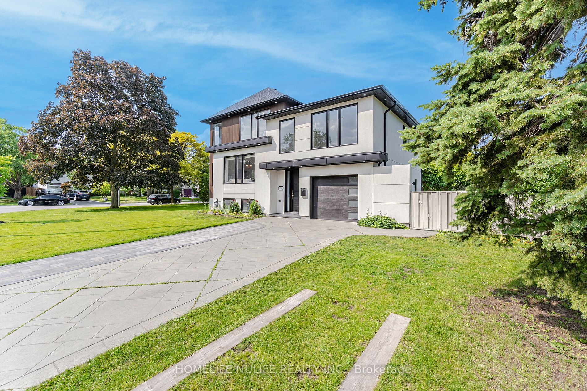 2768 Bushland Cres