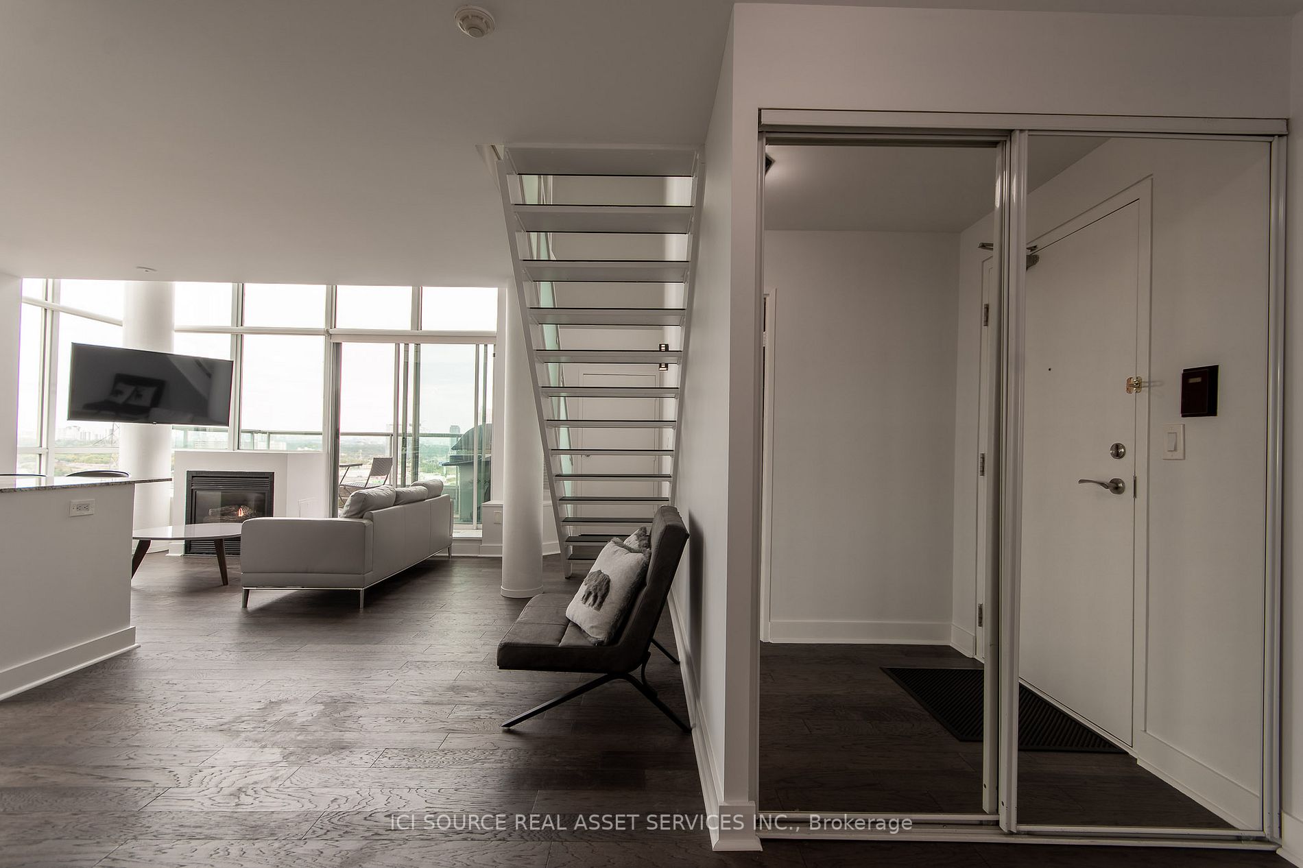 250 Manitoba St, #827