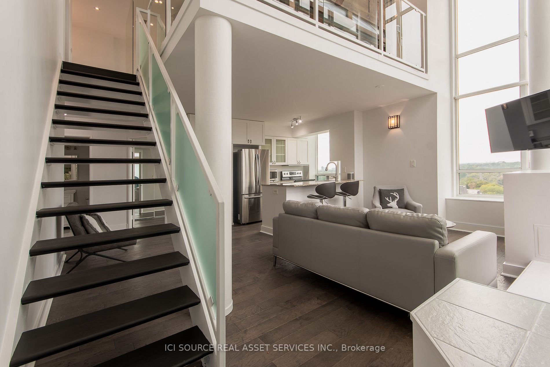 250 Manitoba St, #827