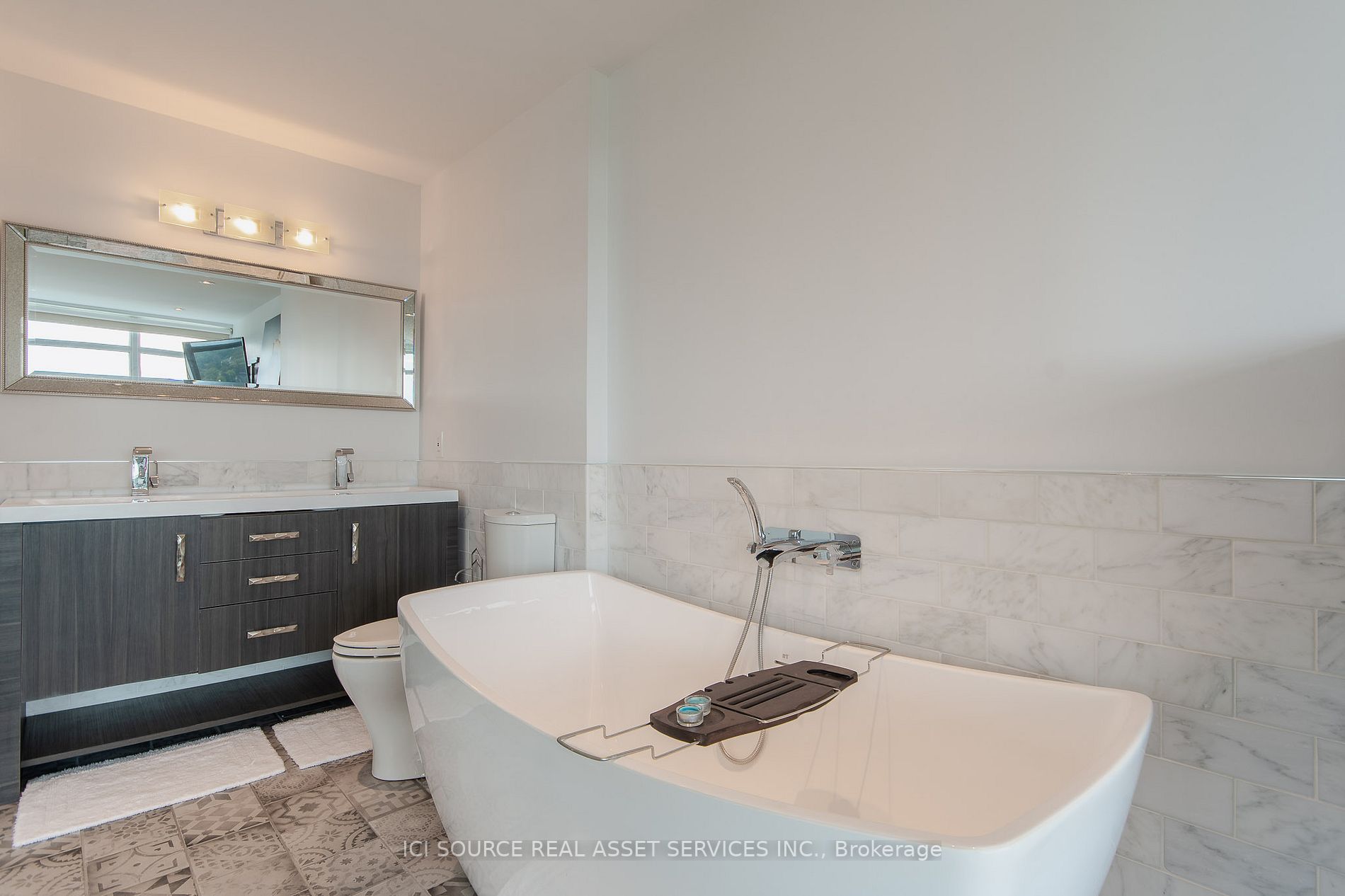 250 Manitoba St, #827