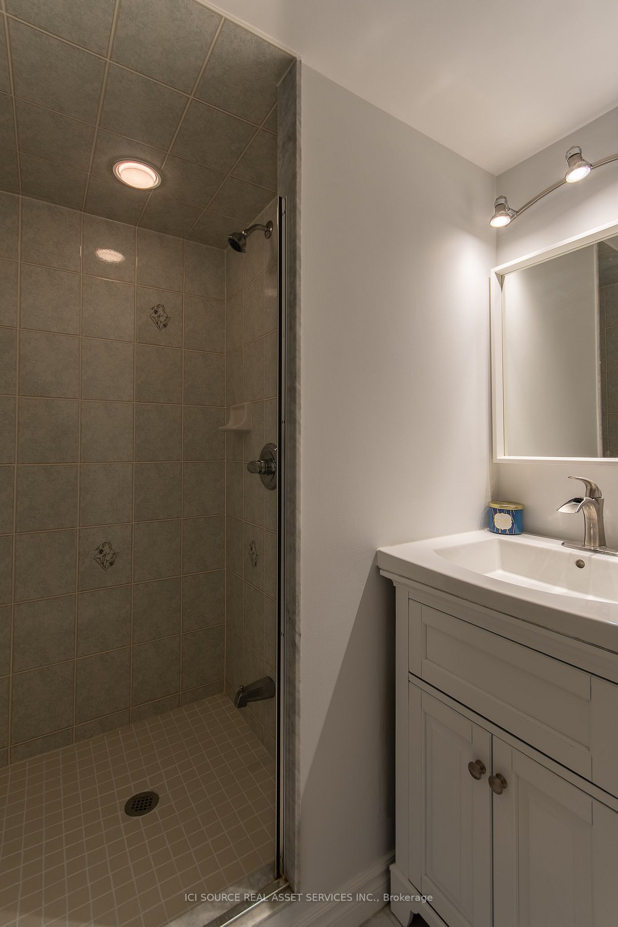 250 Manitoba St, #827