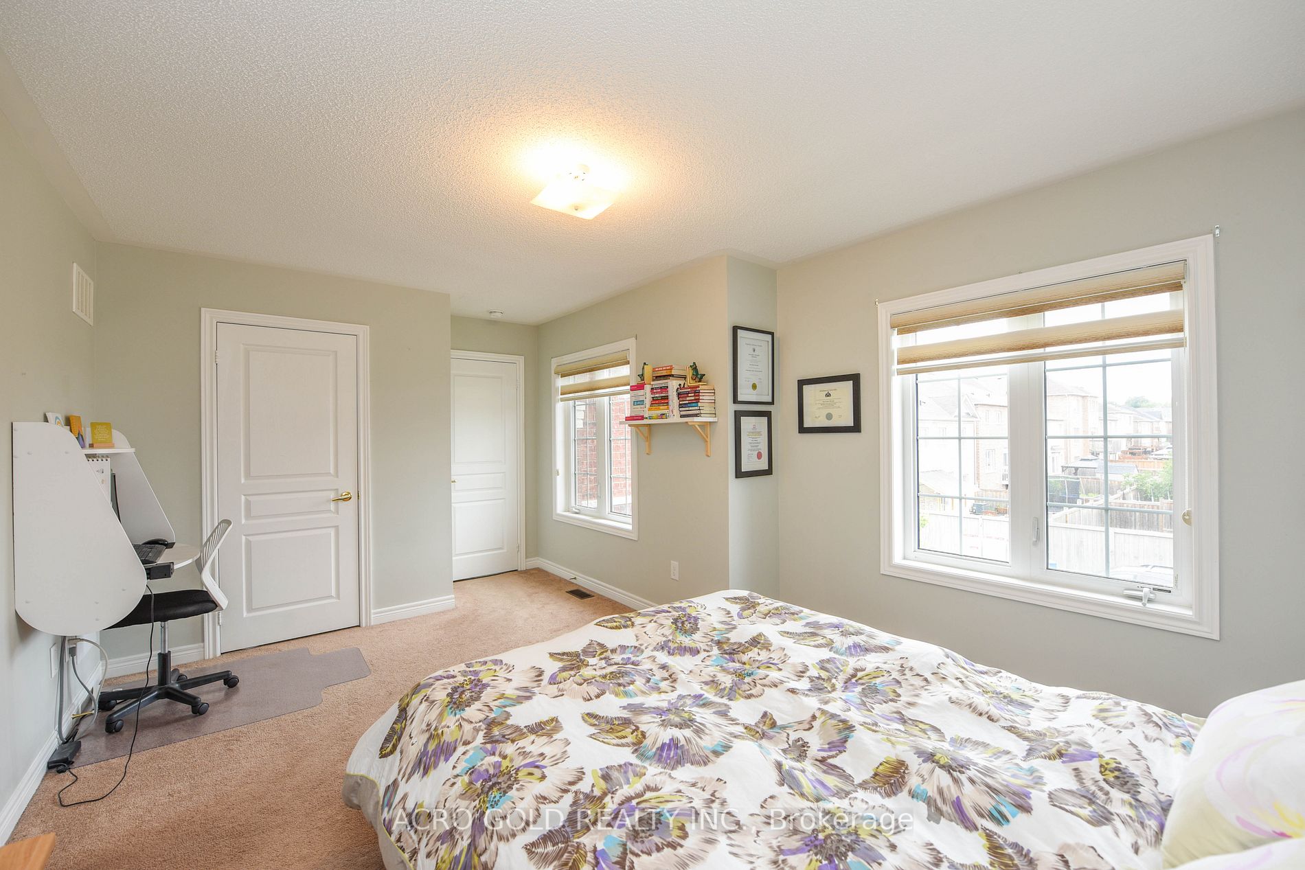 26 Lloyd Cres W