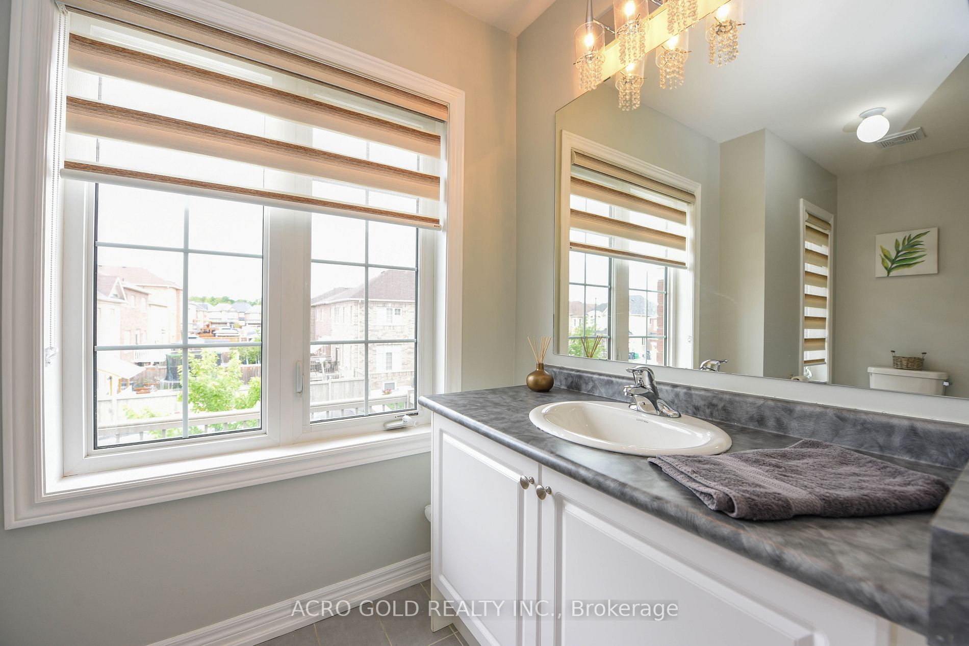 26 Lloyd Cres W
