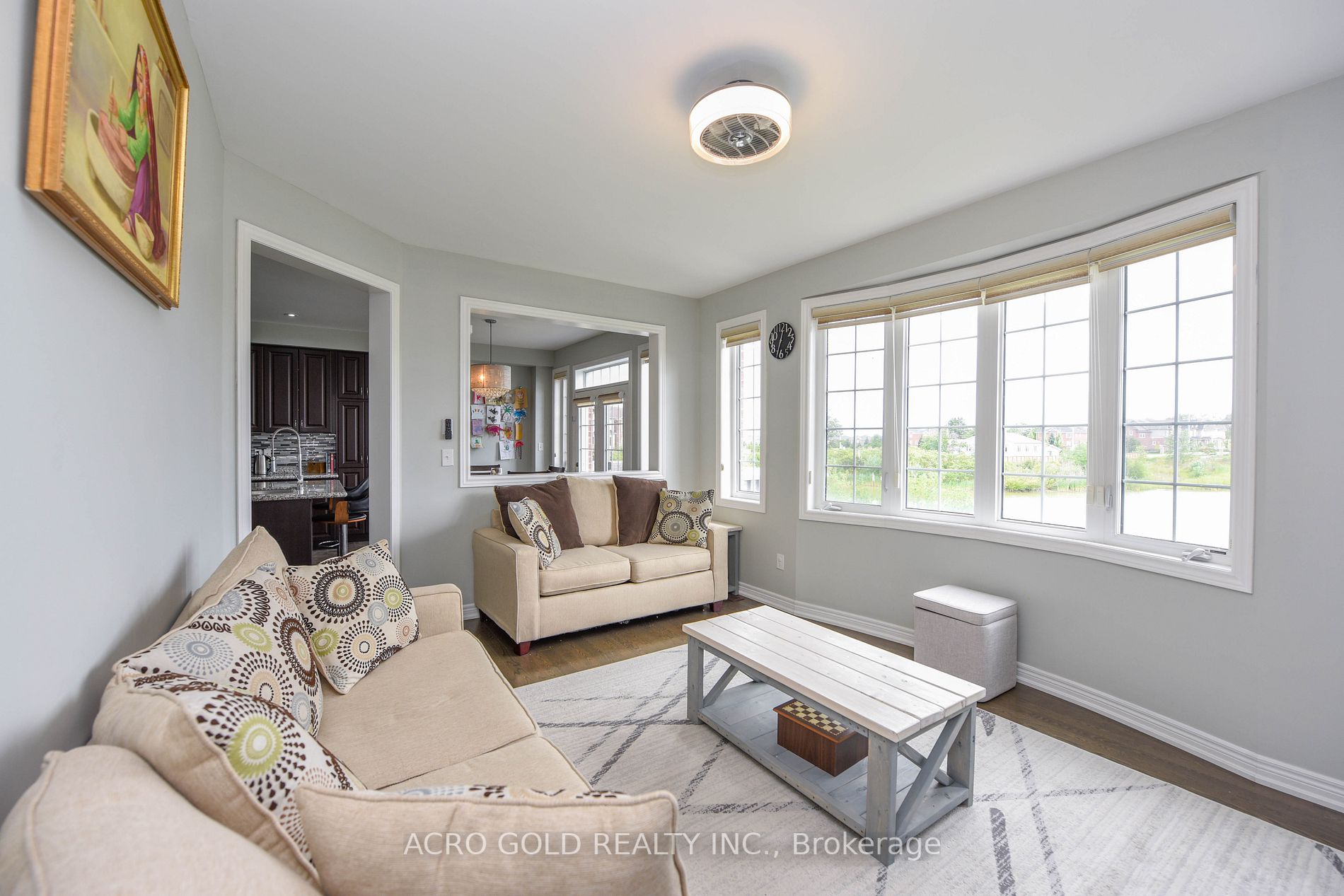 26 Lloyd Cres W