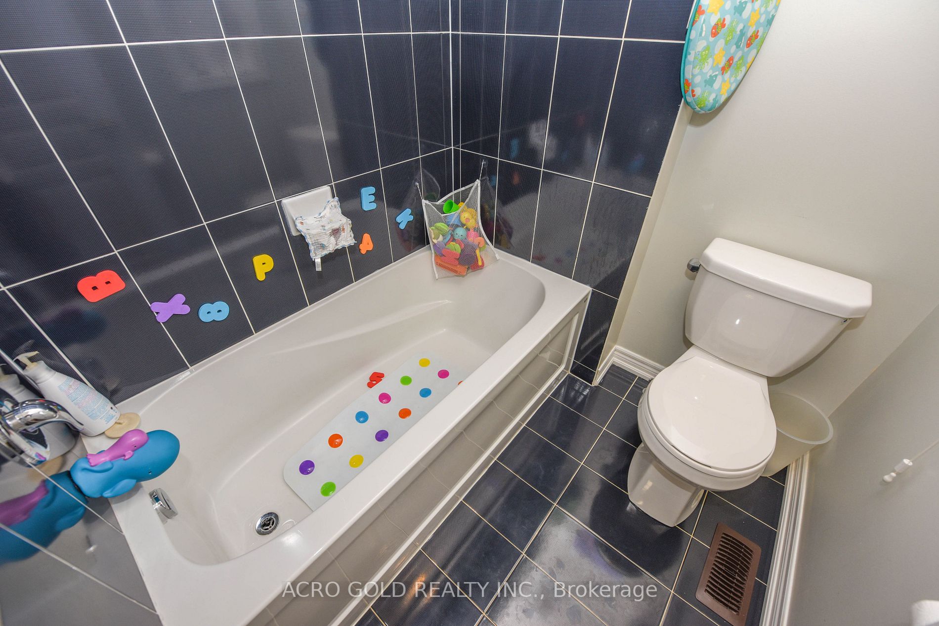 26 Lloyd Cres W