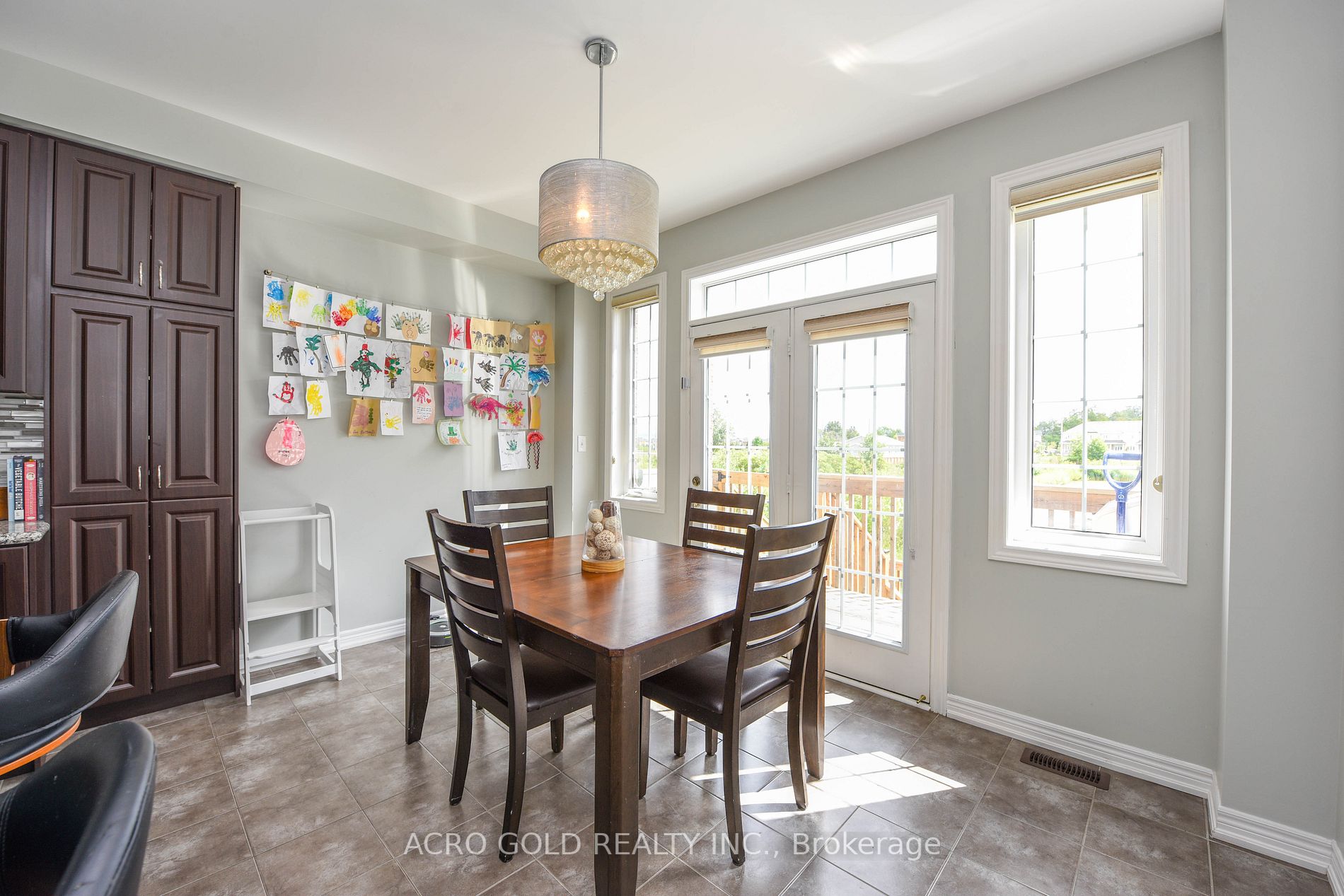 26 Lloyd Cres W