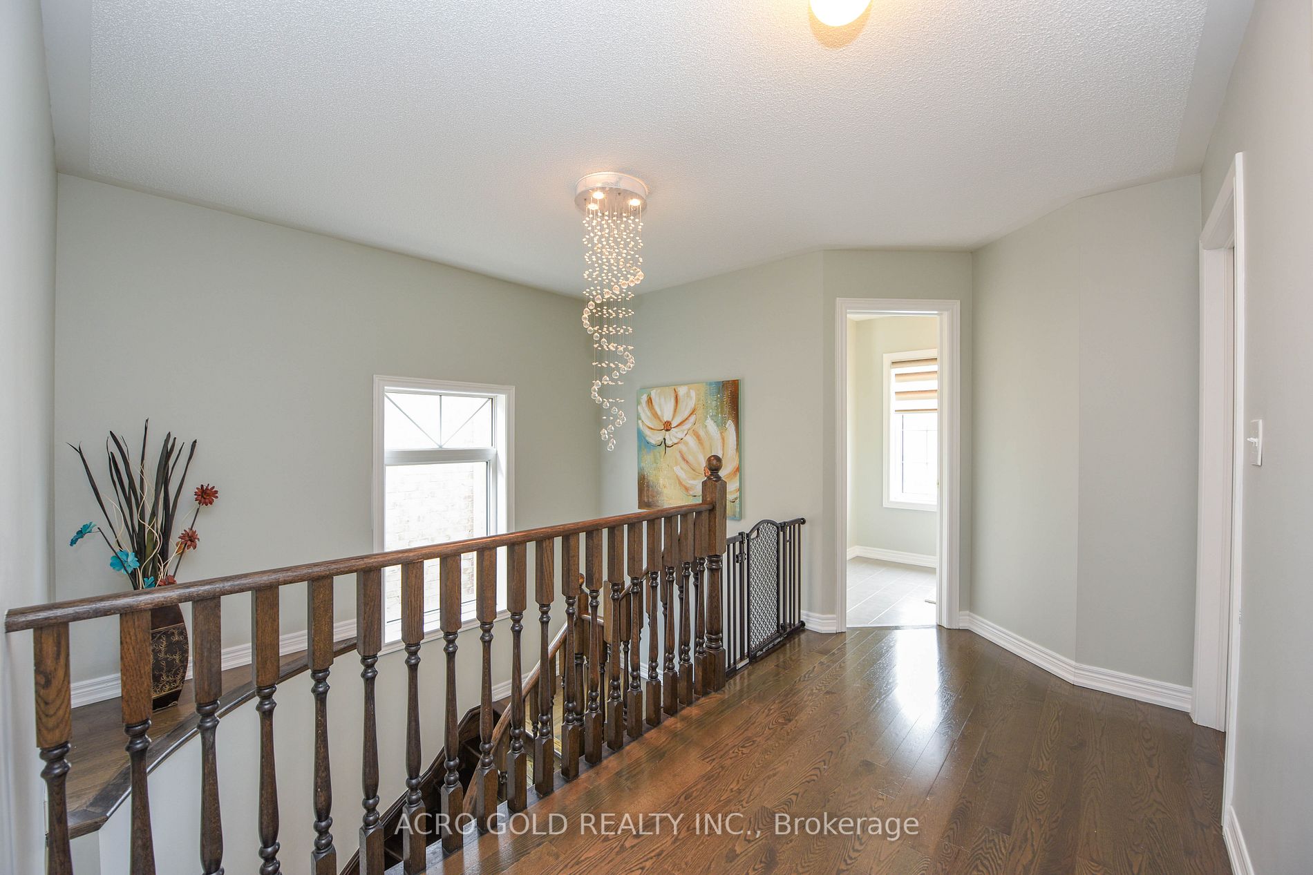 26 Lloyd Cres W
