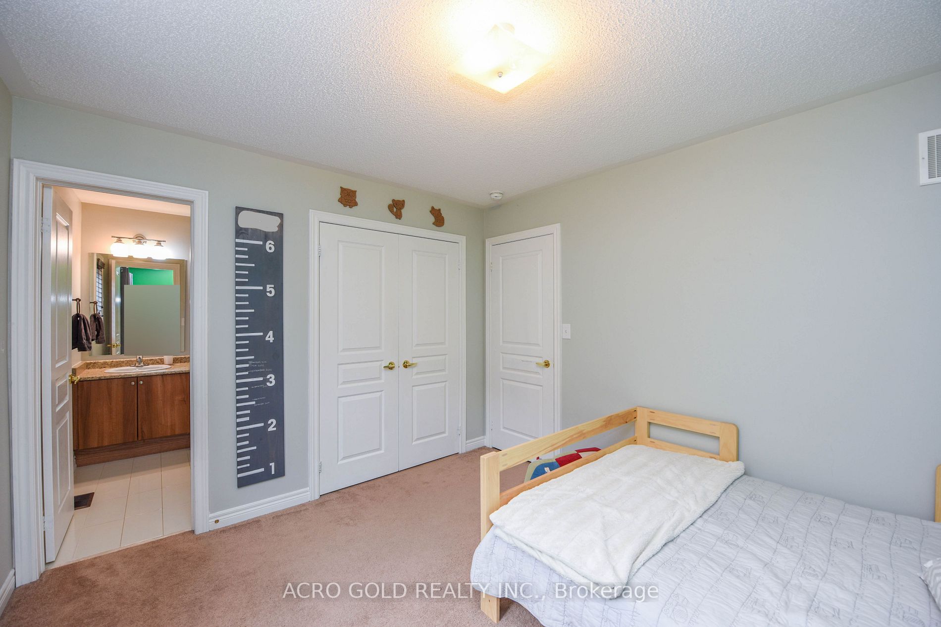 26 Lloyd Cres W
