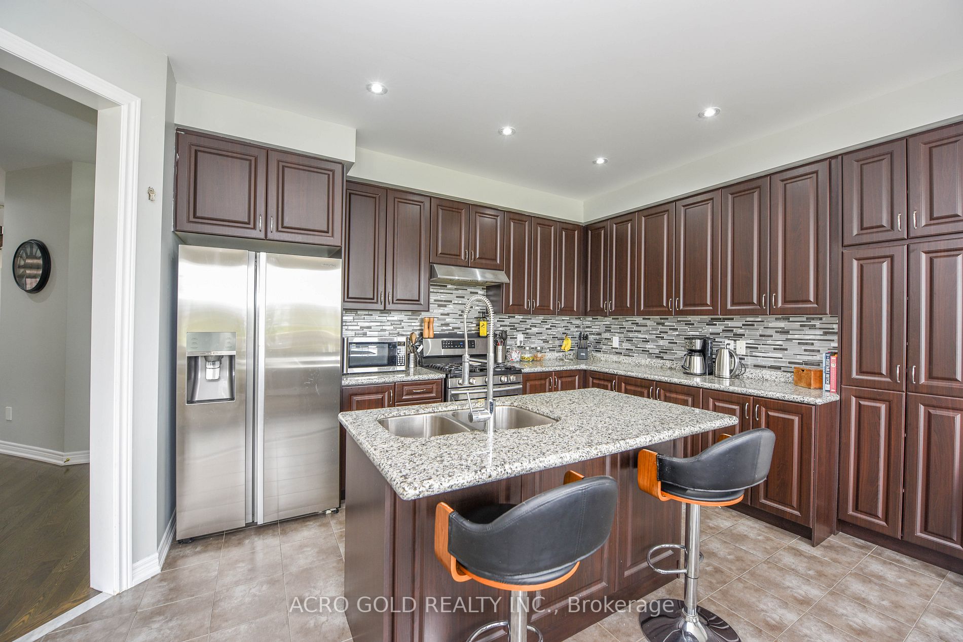 26 Lloyd Cres W
