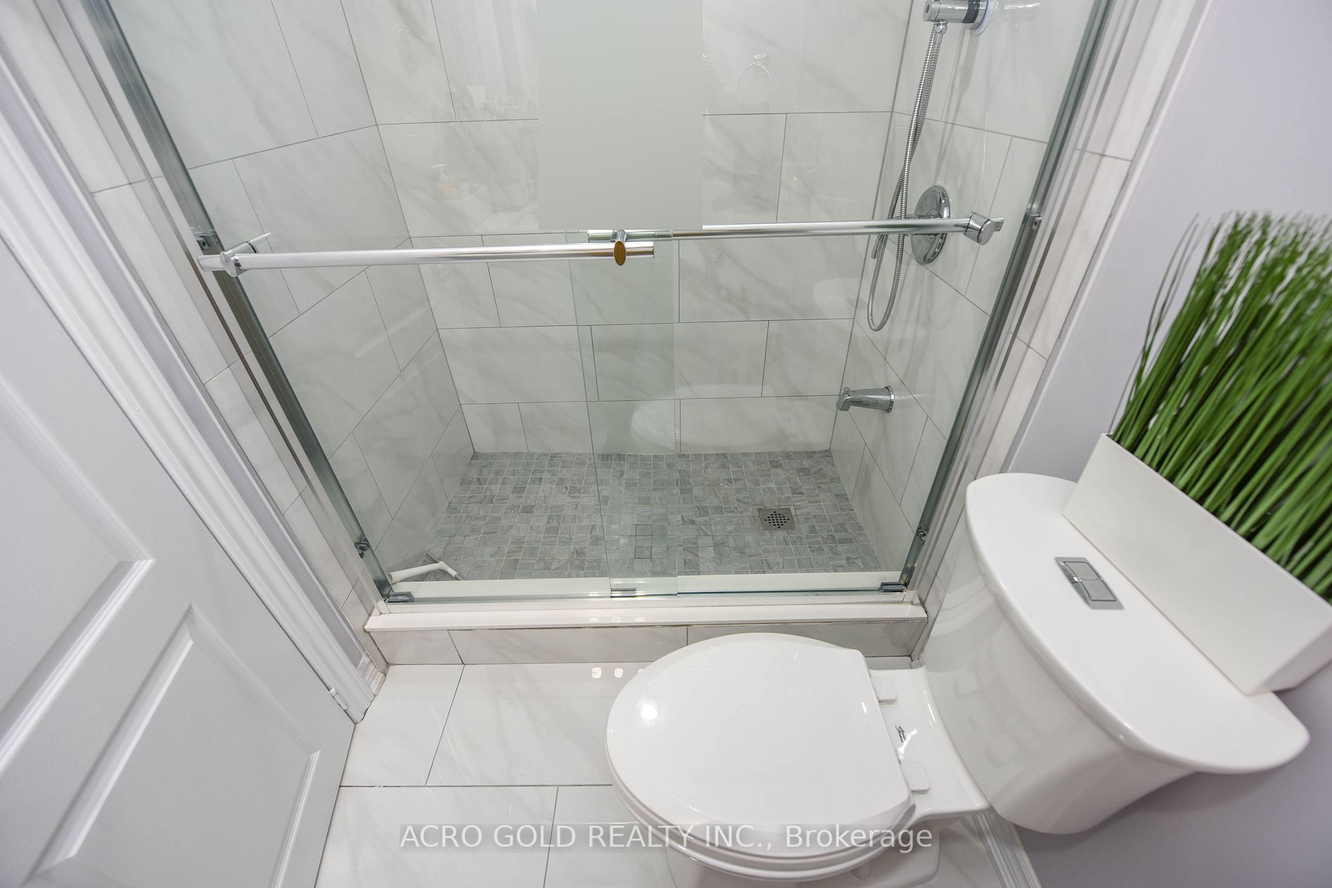 26 Lloyd Cres W