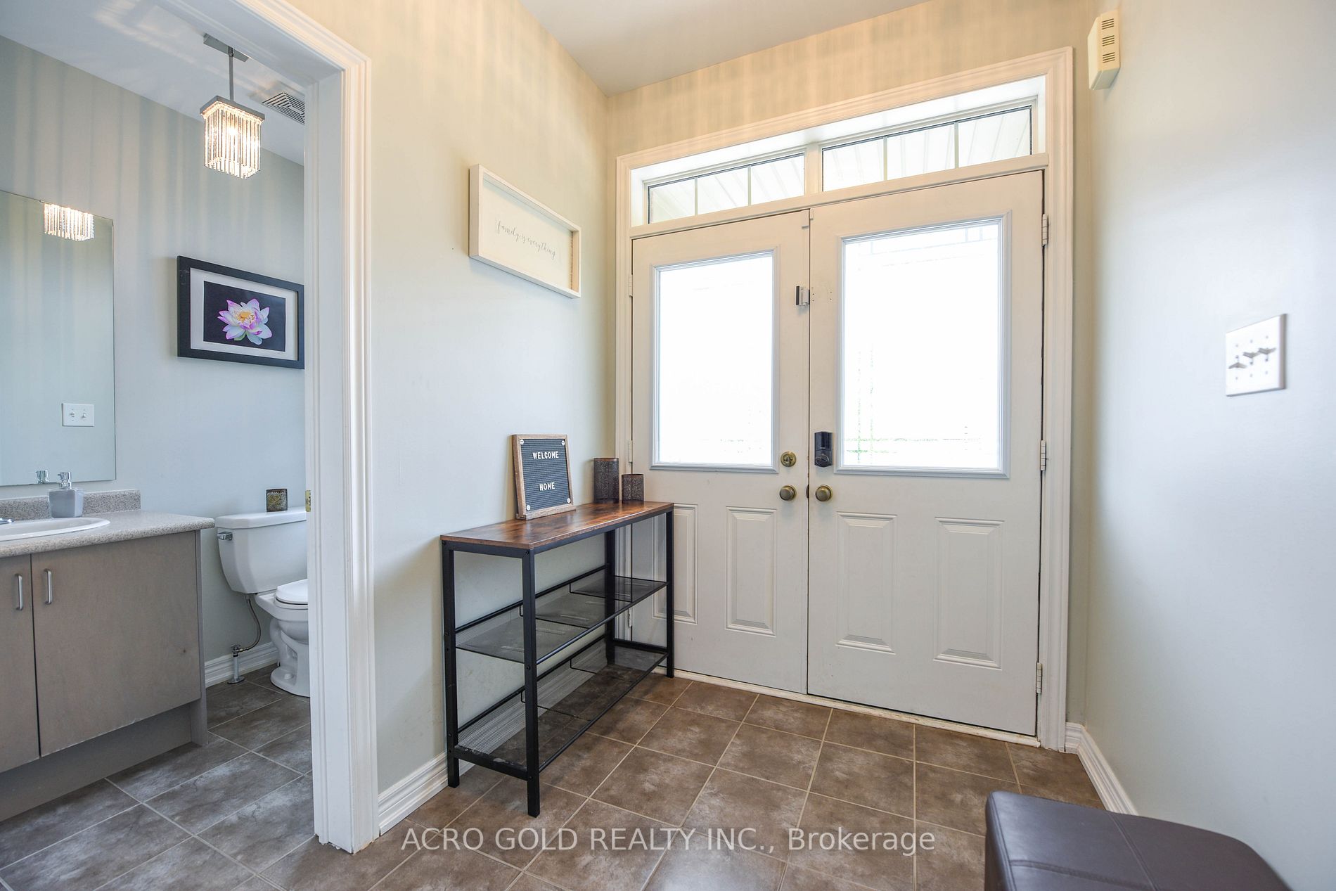 26 Lloyd Cres W
