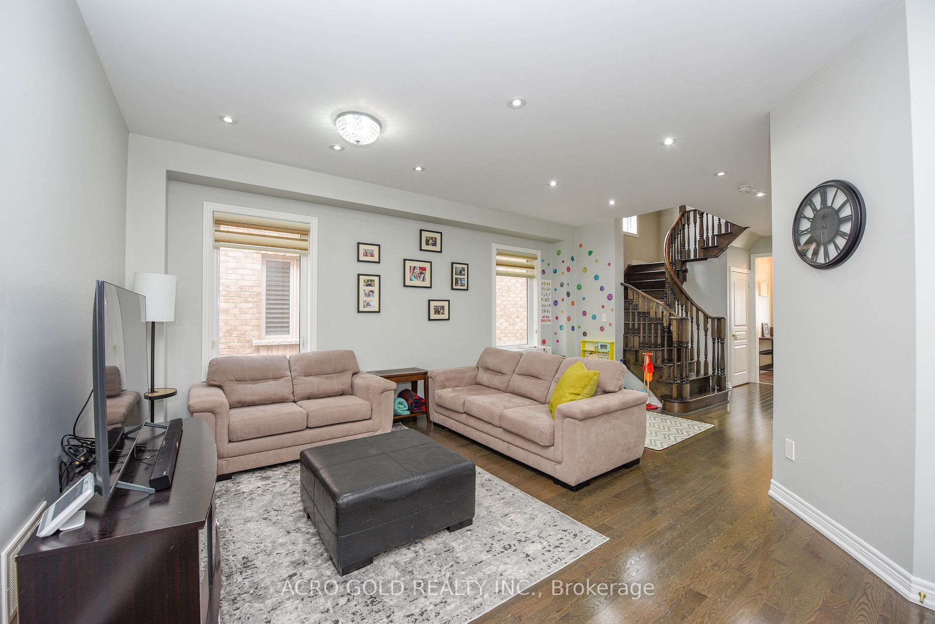 26 Lloyd Cres W