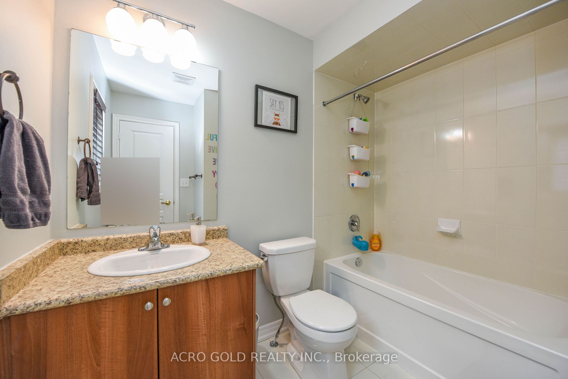 26 Lloyd Cres W