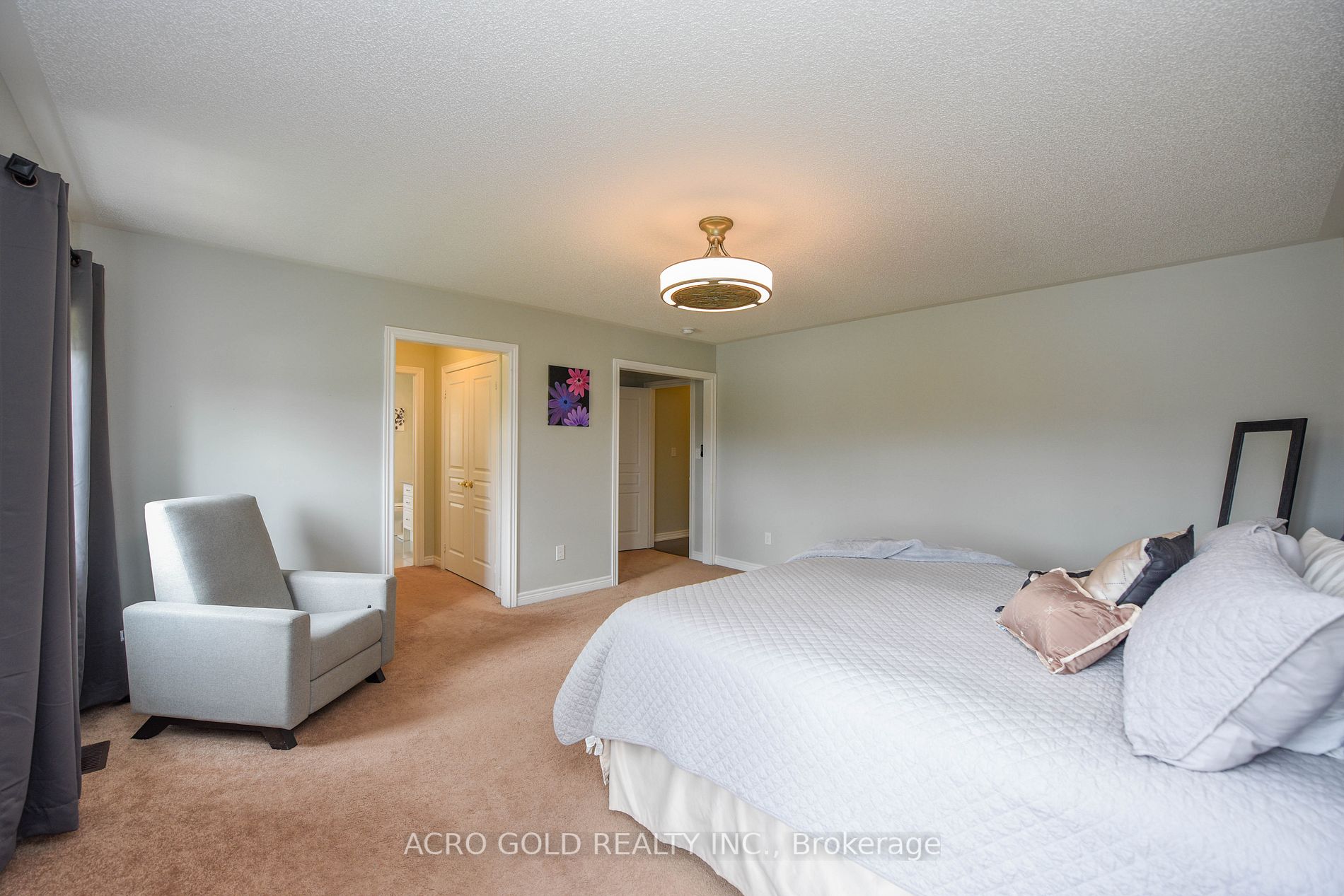 26 Lloyd Cres W