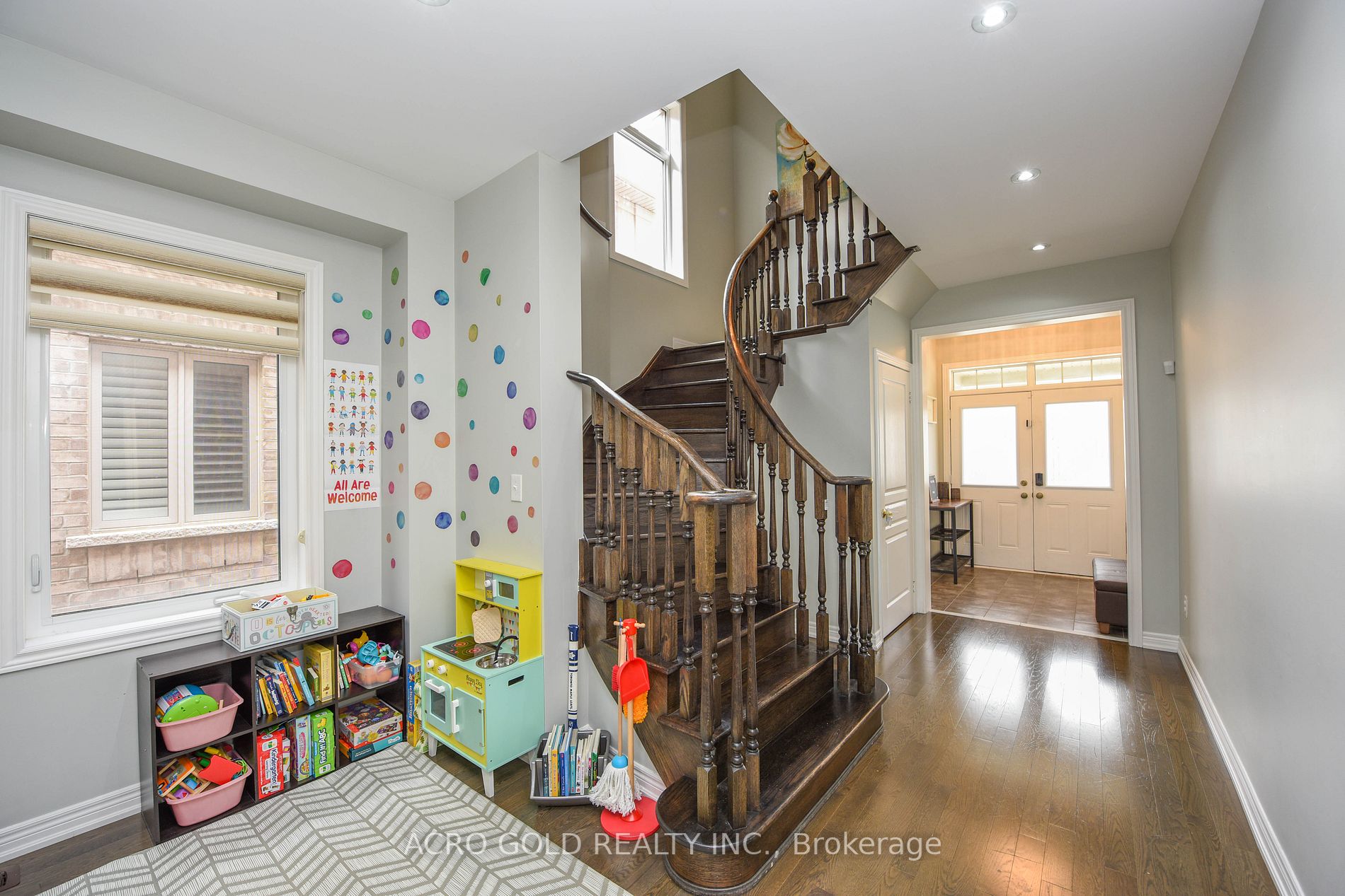 26 Lloyd Cres W