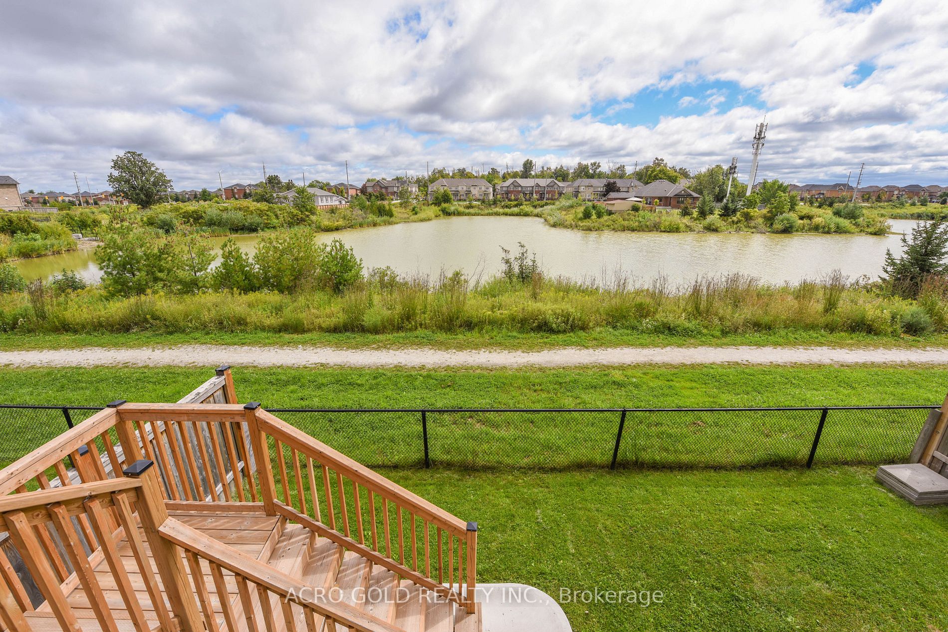 26 Lloyd Cres W