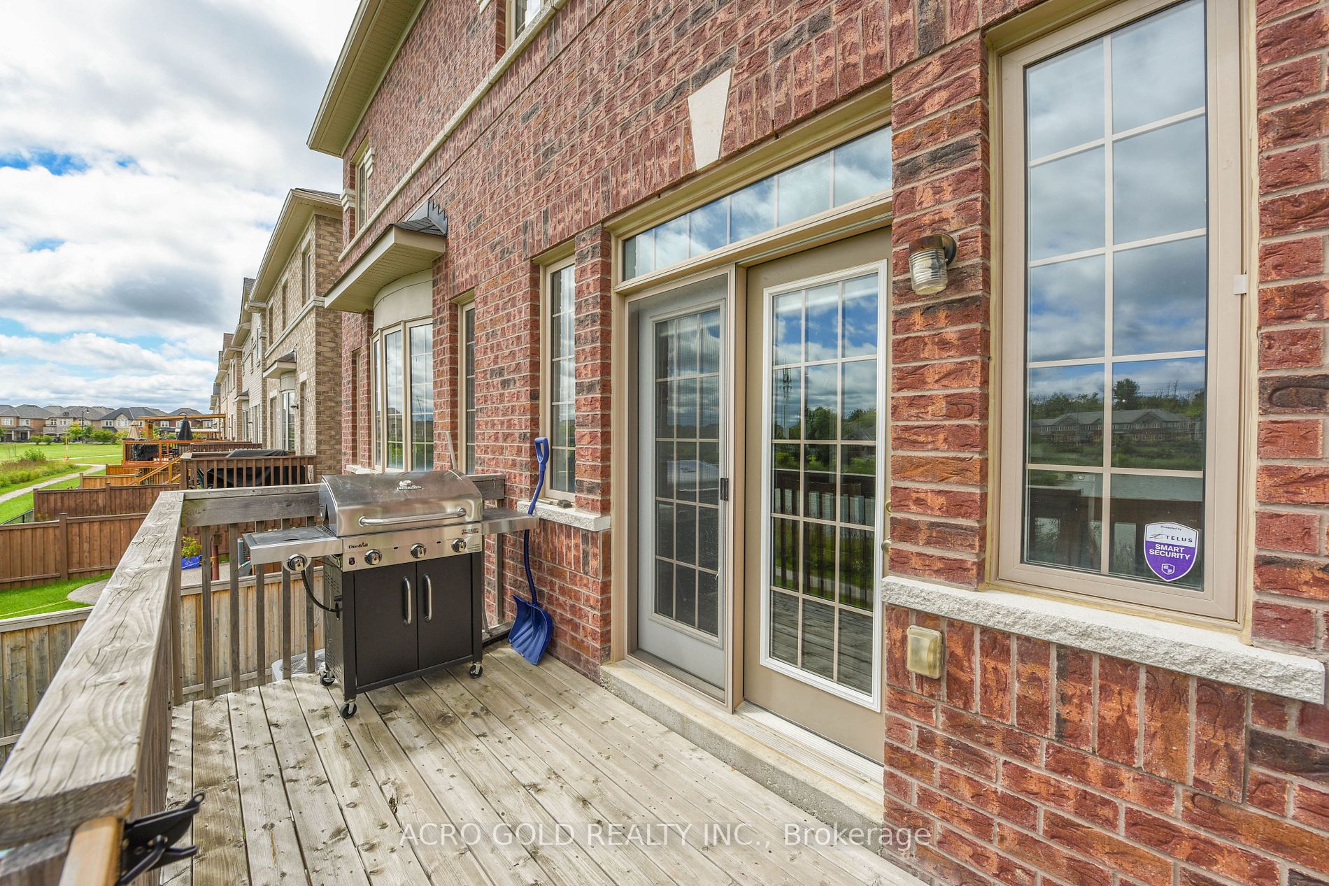 26 Lloyd Cres W