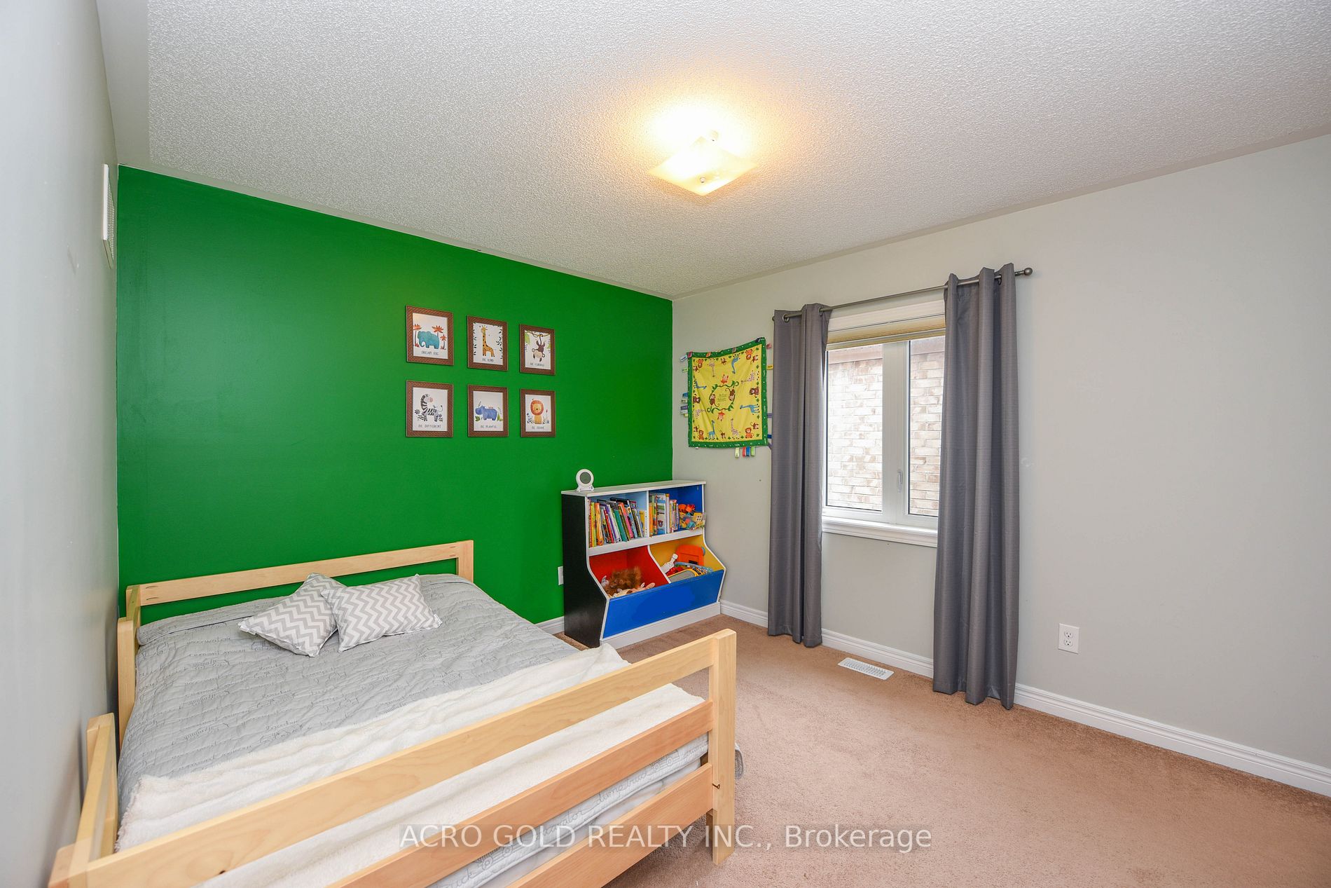 26 Lloyd Cres W