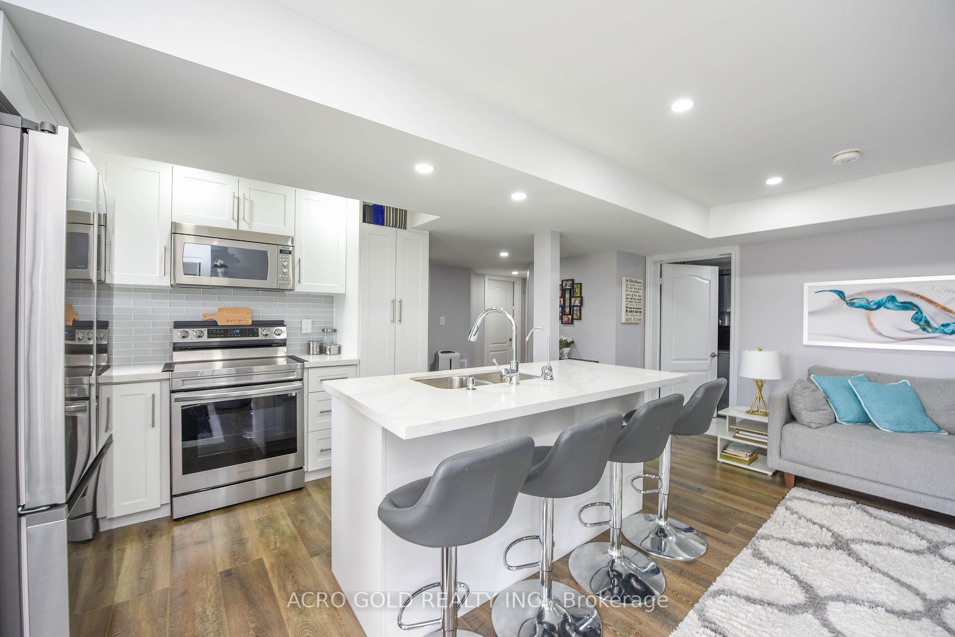 26 Lloyd Cres W