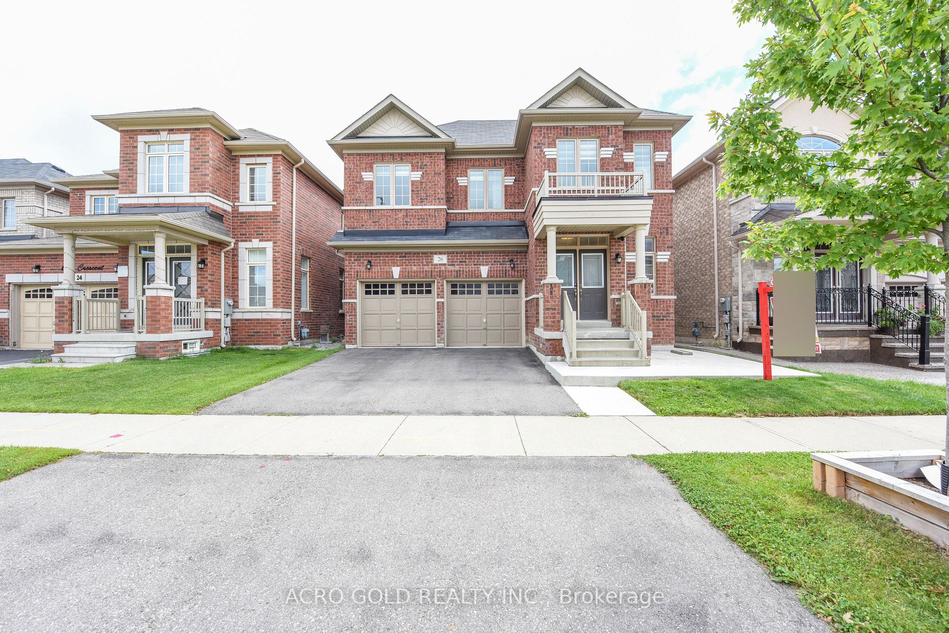 26 Lloyd Cres W