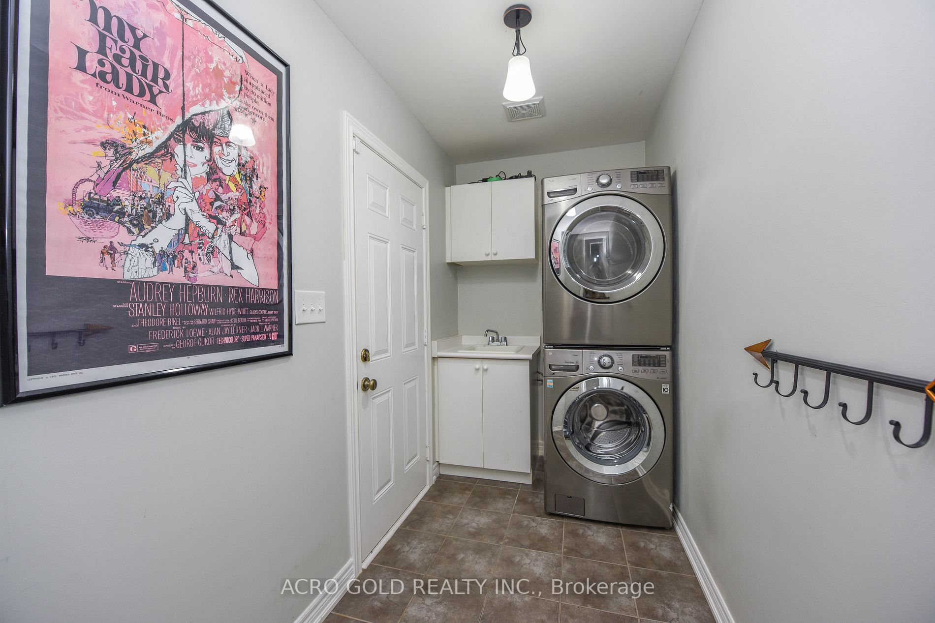 26 Lloyd Cres W