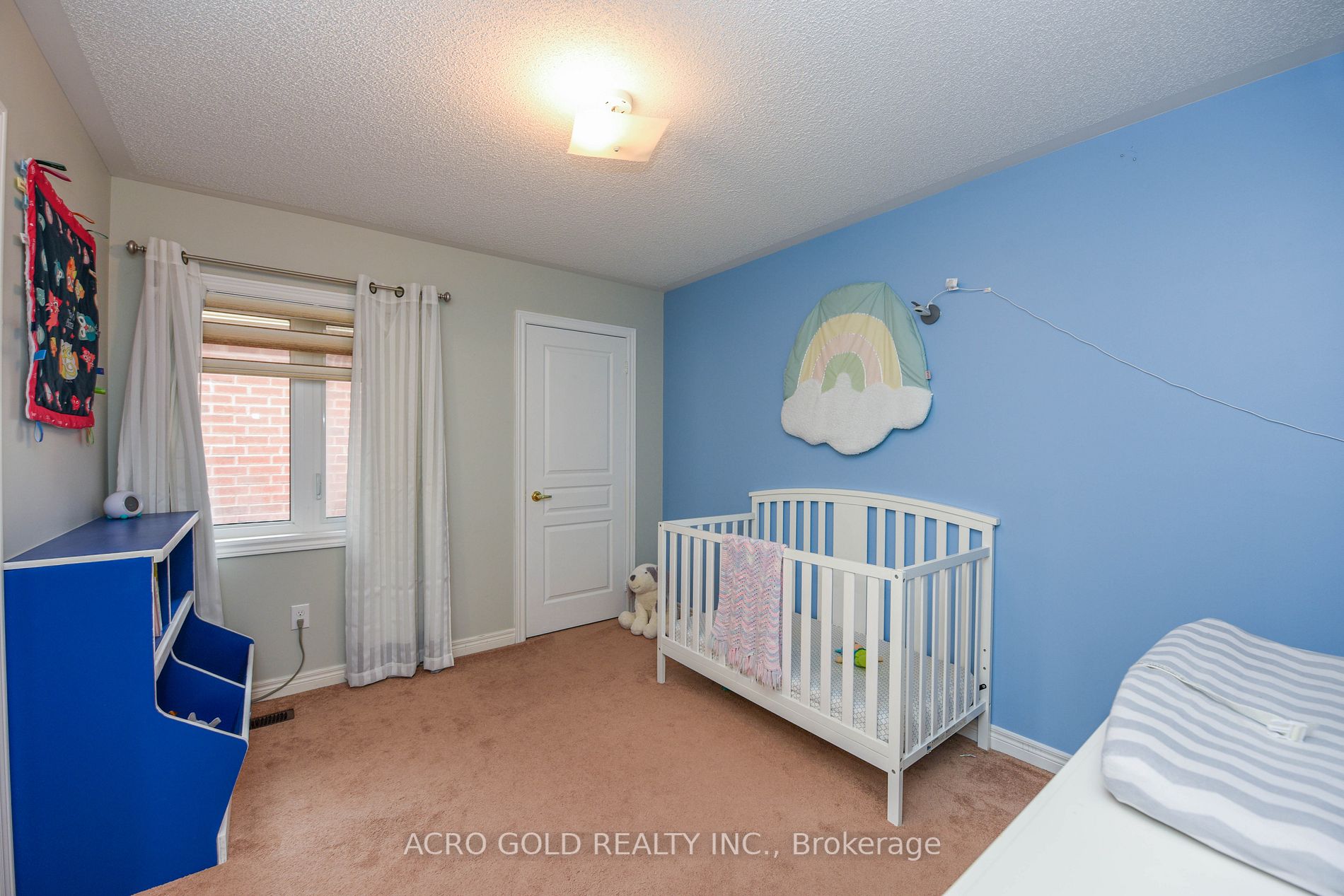 26 Lloyd Cres W