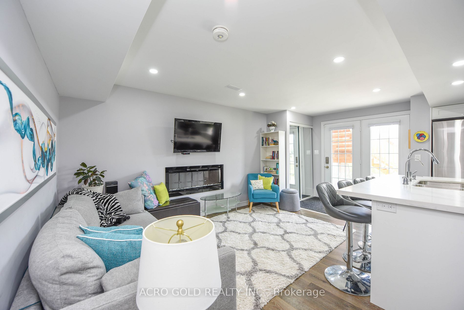 26 Lloyd Cres W