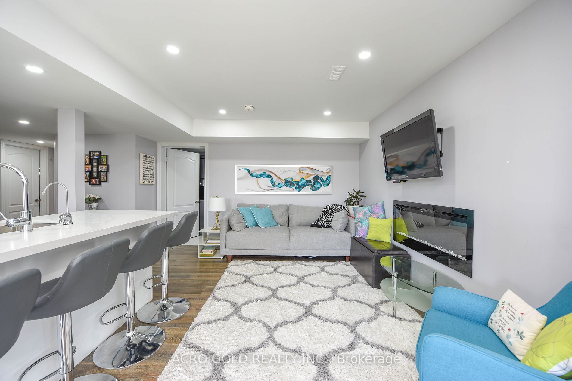 26 Lloyd Cres W