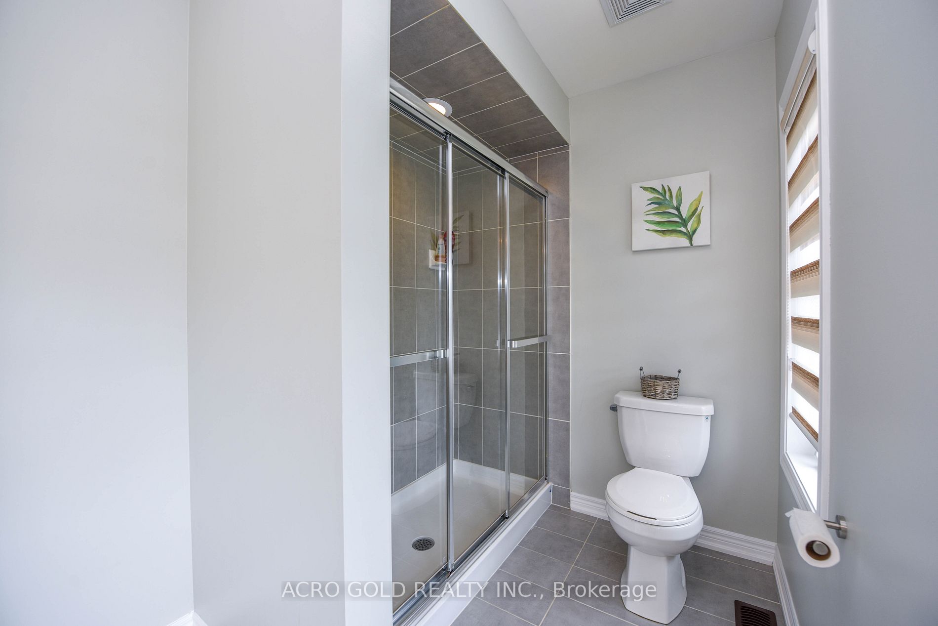 26 Lloyd Cres W