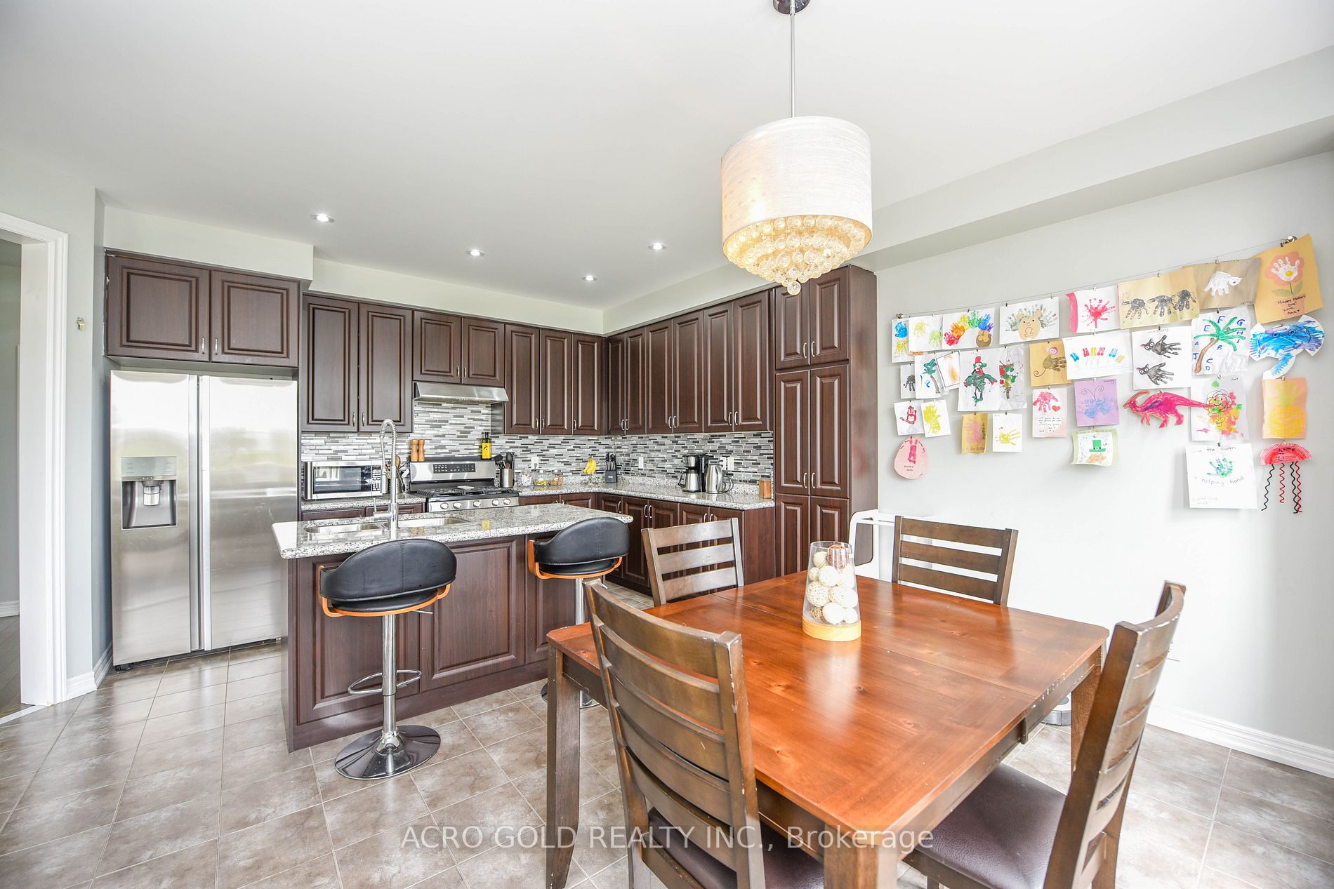 26 Lloyd Cres W
